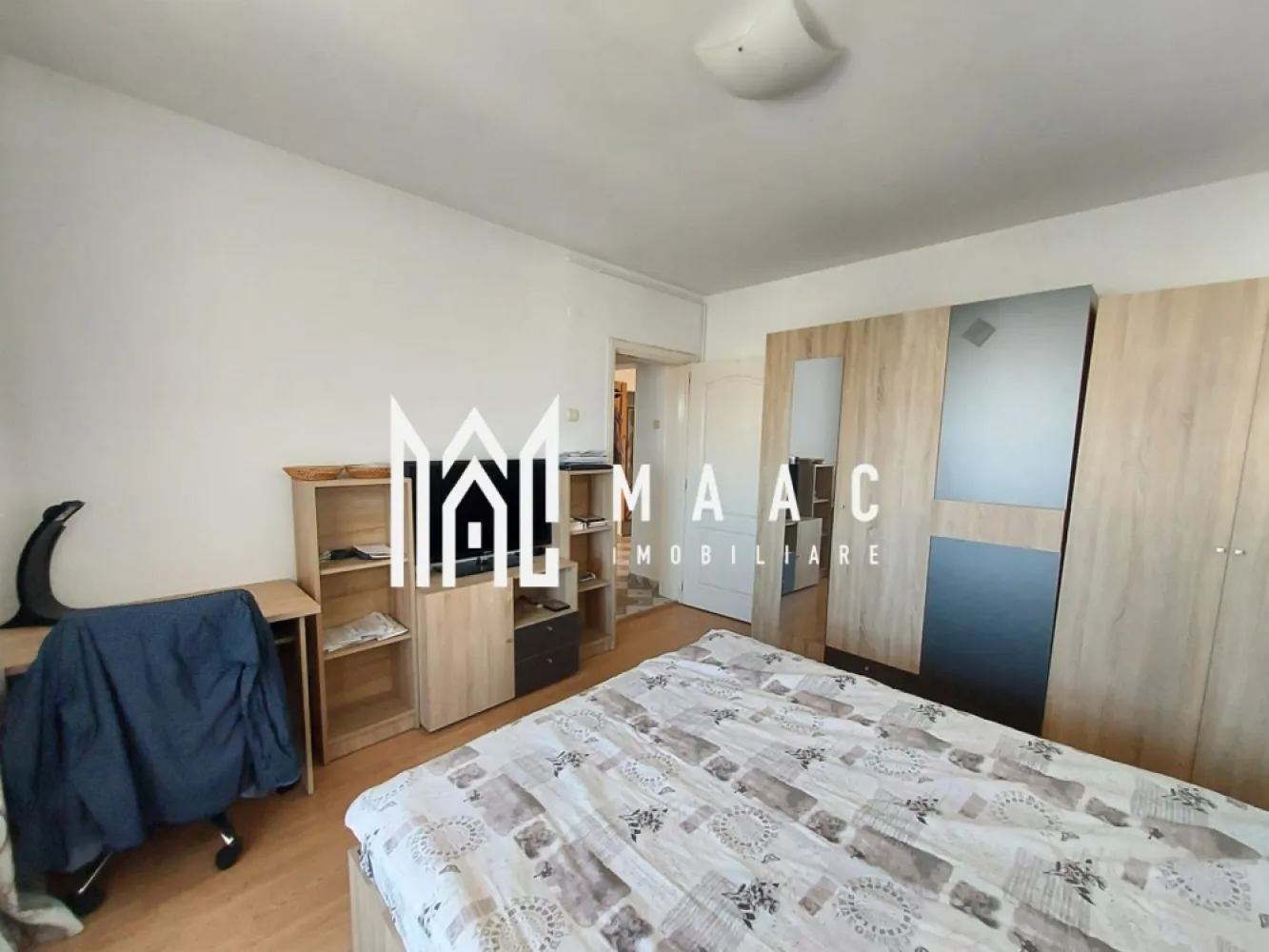 Apartament 3 camere | Balcon | 68MPU | Calea Poplacii - MAAC Imobiliare vă propune spre vânzare un apartament cu 3 camere, spațios și bine compartimentat, situat într-o zonă verde și liniștită a Sibiului, pe Calea Poplăcii. Proprietatea este ideală pentru o familie sau pentru cei care caută confort, intimitate și acces rapid către zonele de recreere ale orașului. Detalii proprietate: Suprafață utilă: 68,2 mp Situat la etajul 3 din 4 Balcon: 4,3 mp, ideal pentru relaxare Etaj intermediar, apartament singur pe palier Construcție solidă din cărămidă, anul 2002 Compartimentare: Living cu bucătărie open space 2 dormitoare (unul mobilat) Dressing Baie cu cadă și geam pentru aerisire naturală Dotări și avantaje: Apartament luminos, bine întreținut, cu potențial de personalizare Zonă liniștită, cu vecini civilizați Apartament situat singur pe palier, un plus de intimitate Localizare: La câțiva pași de Parcul Sub Arini și Parcul Belvedere Aproape de școala nr 25 si grădinița nr7 , magazine ( Profi,Simpa, Trans Agape) și mijloace de transport în comun(5, 15,16,17,113,116) Acces rapid către centrul orașului Pentru mai multe detalii sau pentru a programa o vizionare, vă rugăm să ne contactați menționând ID: CP2696878
