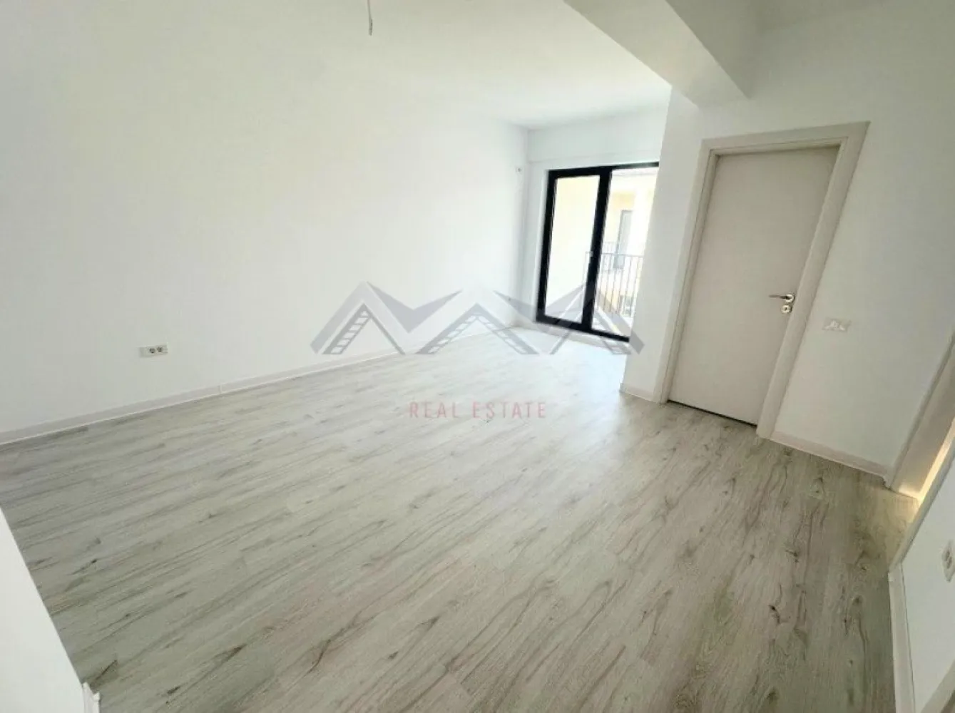 Apartament 2 camere | bucătărie închisă | Otopeni central - Vă propunem, spre vânzare, un apartament modern de 2 camere, situat într-un imobil nou (D+P+3) aflat chiar în centrul orașului Otopeni, la maxim 15 minute de mers pe jos de DN1 și viitoarea stație de metrou. Este alegerea ideală dacă îți dorești un cămin confortabil, eficient energetic și cu acces rapid la toate punctele de interes sau dacă vrei o investiție sigură pentru închiriere pe termen lung ori regim hotelier (Airbnb, Booking).

Apartamentul este amplasat într-o zonă centrală, dar liniștită, la doar câteva minute de mers pe jos toate facilitățile de care ai nevoie: restaurante, supermarketuri, bănci, piață, farmacii, transport public etc. Accesul către DN1, Aeroportul Henri Coandă, Centură și viitoarea stație de metrou se face rapid și ușor, ceea ce transformă această locație într-una extrem de practică atât pentru locuit, cât și pentru investiție. În plus, zona se bucură de infrastructură modernizată și de un cadru rezidențial plăcut, cu vecinătăți selecte.

Imobilul se remarcă printr-o compartimentare practică și bine gândită, care asigură confort și funcționalitate în fiecare încăpere. Livingul este luminos și aerisit, cu acces direct spre balcon, ceea ce adaugă un plus de spațiu și luminozitate. Bucătăria este închisă, oferind intimitate și un spațiu separat pentru gătit, și, precum dormitorul, beneficiază de acces spre o terasă generoasă de 7.71 mp – un loc ideal pentru relaxare sau momente petrecute în aer liber. Baia este complet utilată și finisată cu obiecte sanitare moderne.

Confortul termic este asigurat de centrală proprie și de sistemul de încălzire prin pardoseală, care oferă un climat uniform și economic în întreaga locuință. Toate utilitățile sunt contorizate individual (apă, gaze, electricitate) și racordate la rețele publice de canalizare și infrastructură. 

Prețul afișat este final, include TVA și un loc de parcare.

Programează acum o vizionare cu echipa de vânzări!