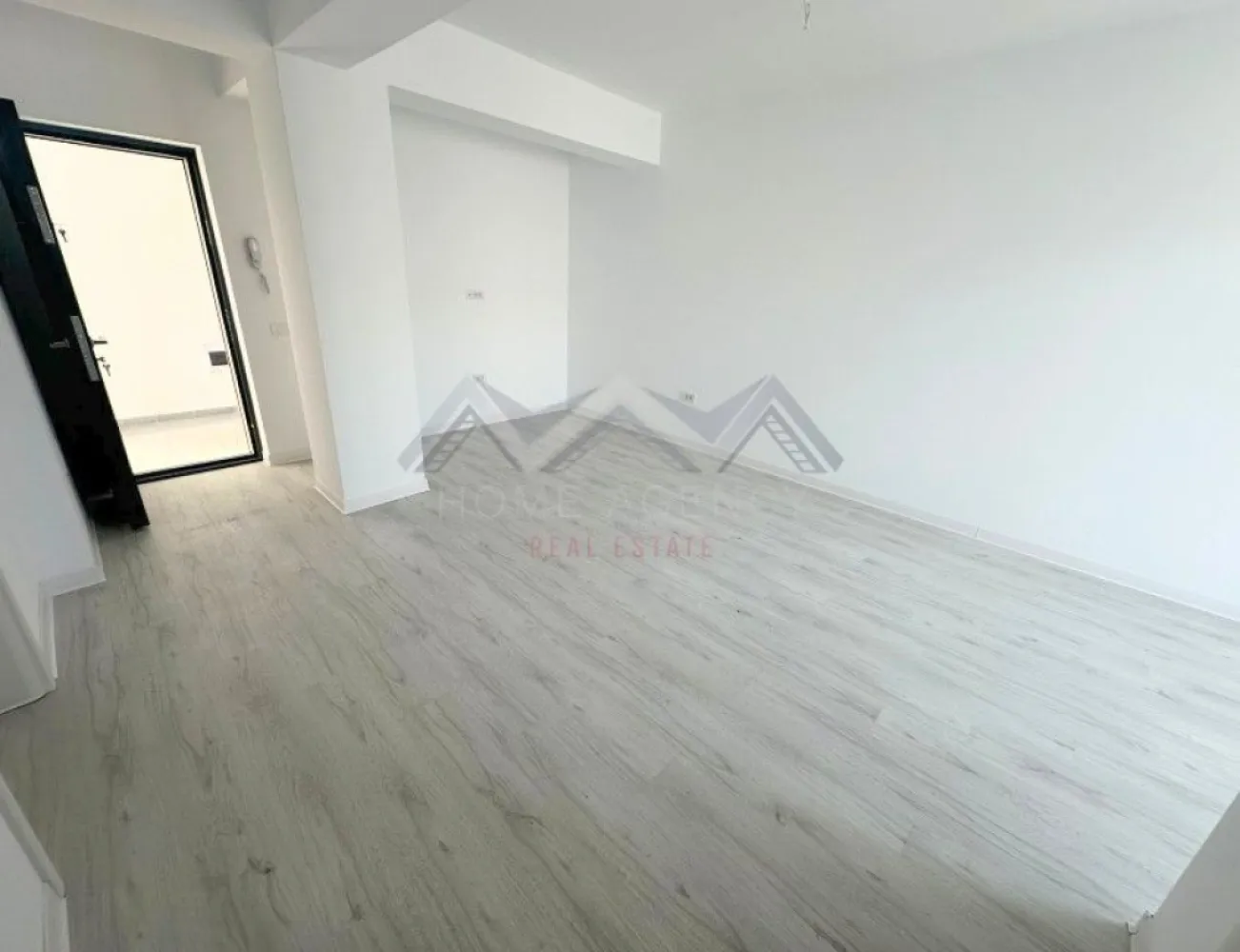 Apartament 2 camere | bucătărie închisă | Otopeni central - Vă propunem, spre vânzare, un apartament modern de 2 camere, situat într-un imobil nou (D+P+3) aflat chiar în centrul orașului Otopeni, la maxim 15 minute de mers pe jos de DN1 și viitoarea stație de metrou. Este alegerea ideală dacă îți dorești un cămin confortabil, eficient energetic și cu acces rapid la toate punctele de interes sau dacă vrei o investiție sigură pentru închiriere pe termen lung ori regim hotelier (Airbnb, Booking).

Apartamentul este amplasat într-o zonă centrală, dar liniștită, la doar câteva minute de mers pe jos toate facilitățile de care ai nevoie: restaurante, supermarketuri, bănci, piață, farmacii, transport public etc. Accesul către DN1, Aeroportul Henri Coandă, Centură și viitoarea stație de metrou se face rapid și ușor, ceea ce transformă această locație într-una extrem de practică atât pentru locuit, cât și pentru investiție. În plus, zona se bucură de infrastructură modernizată și de un cadru rezidențial plăcut, cu vecinătăți selecte.

Imobilul se remarcă printr-o compartimentare practică și bine gândită, care asigură confort și funcționalitate în fiecare încăpere. Livingul este luminos și aerisit, cu acces direct spre balcon, ceea ce adaugă un plus de spațiu și luminozitate. Bucătăria este închisă, oferind intimitate și un spațiu separat pentru gătit, și, precum dormitorul, beneficiază de acces spre o terasă generoasă de 7.71 mp – un loc ideal pentru relaxare sau momente petrecute în aer liber. Baia este complet utilată și finisată cu obiecte sanitare moderne.

Confortul termic este asigurat de centrală proprie și de sistemul de încălzire prin pardoseală, care oferă un climat uniform și economic în întreaga locuință. Toate utilitățile sunt contorizate individual (apă, gaze, electricitate) și racordate la rețele publice de canalizare și infrastructură. 

Prețul afișat este final, include TVA și un loc de parcare.

Programează acum o vizionare cu echipa de vânzări!