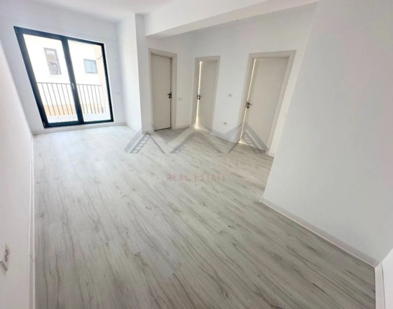 Apartament 2 camere | bucătărie închisă | Otopeni central - Vă propunem, spre vânzare, un apartament modern de 2 camere, situat într-un imobil nou (D+P+3) aflat chiar în centrul orașului Otopeni, la maxim 15 minute de mers pe jos de DN1 și viitoarea stație de metrou. Este alegerea ideală dacă îți dorești un cămin confortabil, eficient energetic și cu acces rapid la toate punctele de interes sau dacă vrei o investiție sigură pentru închiriere pe termen lung ori regim hotelier (Airbnb, Booking).

Apartamentul este amplasat într-o zonă centrală, dar liniștită, la doar câteva minute de mers pe jos toate facilitățile de care ai nevoie: restaurante, supermarketuri, bănci, piață, farmacii, transport public etc. Accesul către DN1, Aeroportul Henri Coandă, Centură și viitoarea stație de metrou se face rapid și ușor, ceea ce transformă această locație într-una extrem de practică atât pentru locuit, cât și pentru investiție. În plus, zona se bucură de infrastructură modernizată și de un cadru rezidențial plăcut, cu vecinătăți selecte.

Imobilul se remarcă printr-o compartimentare practică și bine gândită, care asigură confort și funcționalitate în fiecare încăpere. Livingul este luminos și aerisit, cu acces direct spre balcon, ceea ce adaugă un plus de spațiu și luminozitate. Bucătăria este închisă, oferind intimitate și un spațiu separat pentru gătit, și, precum dormitorul, beneficiază de acces spre o terasă generoasă de 7.71 mp – un loc ideal pentru relaxare sau momente petrecute în aer liber. Baia este complet utilată și finisată cu obiecte sanitare moderne.

Confortul termic este asigurat de centrală proprie și de sistemul de încălzire prin pardoseală, care oferă un climat uniform și economic în întreaga locuință. Toate utilitățile sunt contorizate individual (apă, gaze, electricitate) și racordate la rețele publice de canalizare și infrastructură. 

Prețul afișat este final, include TVA și un loc de parcare.

Programează acum o vizionare cu echipa de vânzări!
