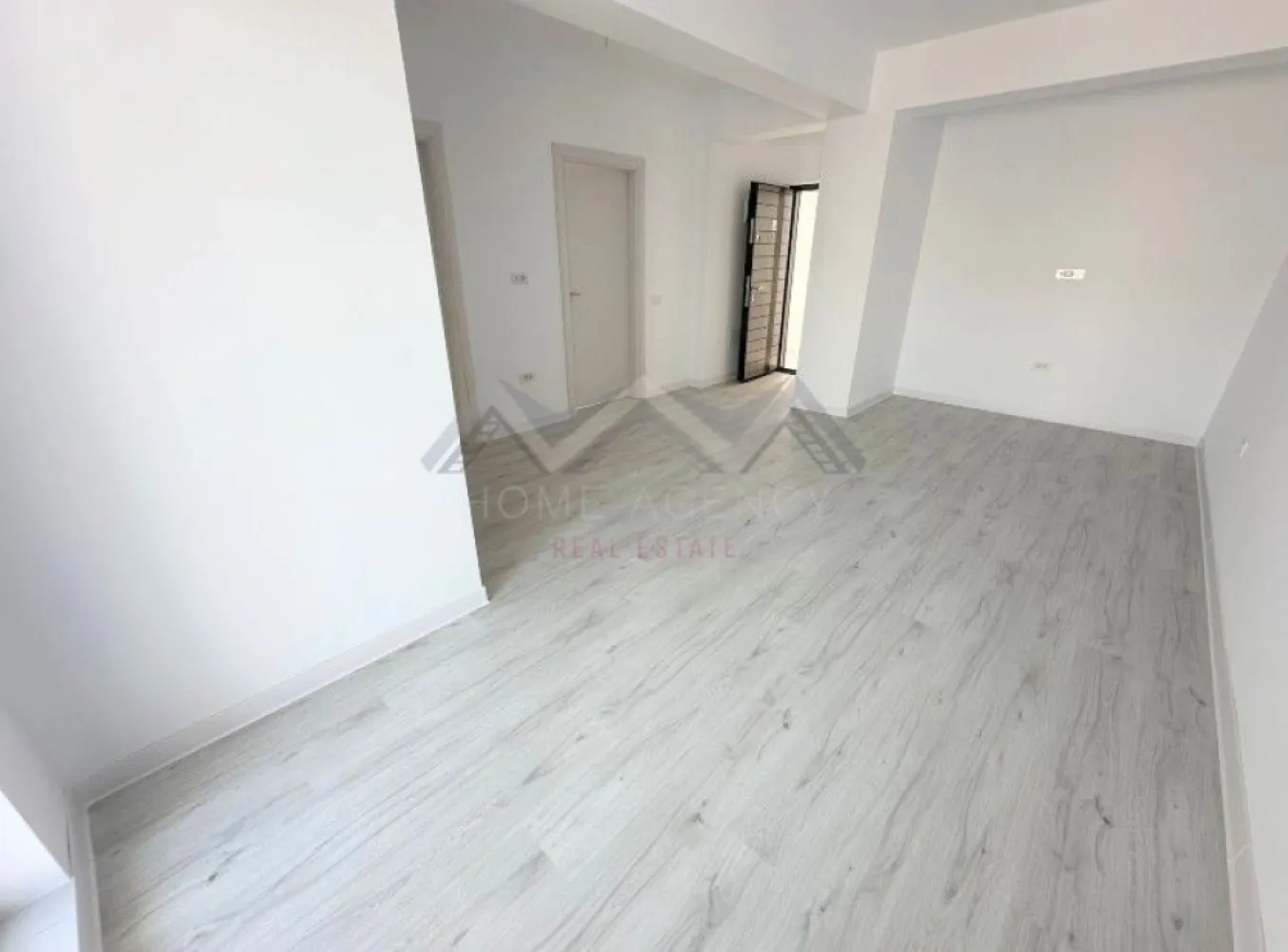 Apartament 2 camere | bucătărie închisă | Otopeni central - Vă propunem, spre vânzare, un apartament modern de 2 camere, situat într-un imobil nou (D+P+3) aflat chiar în centrul orașului Otopeni, la maxim 15 minute de mers pe jos de DN1 și viitoarea stație de metrou. Este alegerea ideală dacă îți dorești un cămin confortabil, eficient energetic și cu acces rapid la toate punctele de interes sau dacă vrei o investiție sigură pentru închiriere pe termen lung ori regim hotelier (Airbnb, Booking).

Apartamentul este amplasat într-o zonă centrală, dar liniștită, la doar câteva minute de mers pe jos toate facilitățile de care ai nevoie: restaurante, supermarketuri, bănci, piață, farmacii, transport public etc. Accesul către DN1, Aeroportul Henri Coandă, Centură și viitoarea stație de metrou se face rapid și ușor, ceea ce transformă această locație într-una extrem de practică atât pentru locuit, cât și pentru investiție. În plus, zona se bucură de infrastructură modernizată și de un cadru rezidențial plăcut, cu vecinătăți selecte.

Imobilul se remarcă printr-o compartimentare practică și bine gândită, care asigură confort și funcționalitate în fiecare încăpere. Livingul este luminos și aerisit, cu acces direct spre balcon, ceea ce adaugă un plus de spațiu și luminozitate. Bucătăria este închisă, oferind intimitate și un spațiu separat pentru gătit, și, precum dormitorul, beneficiază de acces spre o terasă generoasă de 7.71 mp – un loc ideal pentru relaxare sau momente petrecute în aer liber. Baia este complet utilată și finisată cu obiecte sanitare moderne.

Confortul termic este asigurat de centrală proprie și de sistemul de încălzire prin pardoseală, care oferă un climat uniform și economic în întreaga locuință. Toate utilitățile sunt contorizate individual (apă, gaze, electricitate) și racordate la rețele publice de canalizare și infrastructură. 

Prețul afișat este final, include TVA și un loc de parcare.

Programează acum o vizionare cu echipa de vânzări!