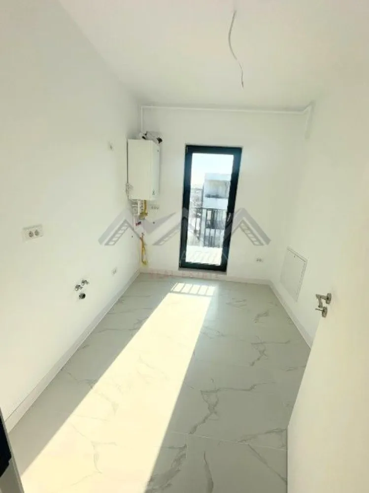 Apartament 2 camere | bucătărie închisă | Otopeni central - Vă propunem, spre vânzare, un apartament modern de 2 camere, situat într-un imobil nou (D+P+3) aflat chiar în centrul orașului Otopeni, la maxim 15 minute de mers pe jos de DN1 și viitoarea stație de metrou. Este alegerea ideală dacă îți dorești un cămin confortabil, eficient energetic și cu acces rapid la toate punctele de interes sau dacă vrei o investiție sigură pentru închiriere pe termen lung ori regim hotelier (Airbnb, Booking).

Apartamentul este amplasat într-o zonă centrală, dar liniștită, la doar câteva minute de mers pe jos toate facilitățile de care ai nevoie: restaurante, supermarketuri, bănci, piață, farmacii, transport public etc. Accesul către DN1, Aeroportul Henri Coandă, Centură și viitoarea stație de metrou se face rapid și ușor, ceea ce transformă această locație într-una extrem de practică atât pentru locuit, cât și pentru investiție. În plus, zona se bucură de infrastructură modernizată și de un cadru rezidențial plăcut, cu vecinătăți selecte.

Imobilul se remarcă printr-o compartimentare practică și bine gândită, care asigură confort și funcționalitate în fiecare încăpere. Livingul este luminos și aerisit, cu acces direct spre balcon, ceea ce adaugă un plus de spațiu și luminozitate. Bucătăria este închisă, oferind intimitate și un spațiu separat pentru gătit, și, precum dormitorul, beneficiază de acces spre o terasă generoasă de 7.71 mp – un loc ideal pentru relaxare sau momente petrecute în aer liber. Baia este complet utilată și finisată cu obiecte sanitare moderne.

Confortul termic este asigurat de centrală proprie și de sistemul de încălzire prin pardoseală, care oferă un climat uniform și economic în întreaga locuință. Toate utilitățile sunt contorizate individual (apă, gaze, electricitate) și racordate la rețele publice de canalizare și infrastructură. 

Prețul afișat este final, include TVA și un loc de parcare.

Programează acum o vizionare cu echipa de vânzări!