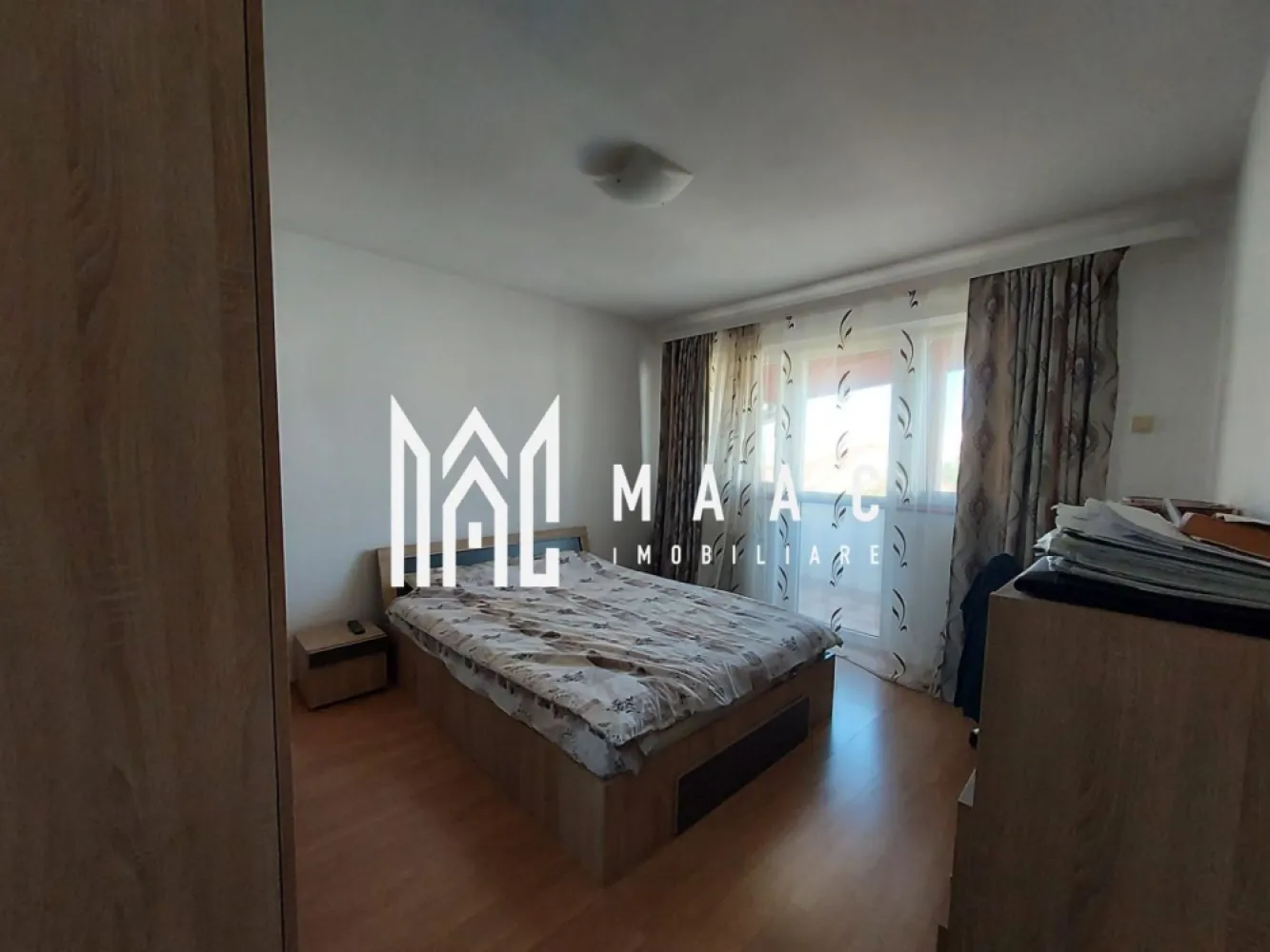 Apartament 3 camere | Balcon | 68MPU | Calea Poplacii - MAAC Imobiliare vă propune spre vânzare un apartament cu 3 camere, spațios și bine compartimentat, situat într-o zonă verde și liniștită a Sibiului, pe Calea Poplăcii. Proprietatea este ideală pentru o familie sau pentru cei care caută confort, intimitate și acces rapid către zonele de recreere ale orașului. Detalii proprietate: Suprafață utilă: 68,2 mp Situat la etajul 3 din 4 Balcon: 4,3 mp, ideal pentru relaxare Etaj intermediar, apartament singur pe palier Construcție solidă din cărămidă, anul 2002 Compartimentare: Living cu bucătărie open space 2 dormitoare (unul mobilat) Dressing Baie cu cadă și geam pentru aerisire naturală Dotări și avantaje: Apartament luminos, bine întreținut, cu potențial de personalizare Zonă liniștită, cu vecini civilizați Apartament situat singur pe palier, un plus de intimitate Localizare: La câțiva pași de Parcul Sub Arini și Parcul Belvedere Aproape de școala nr 25 si grădinița nr7 , magazine ( Profi,Simpa, Trans Agape) și mijloace de transport în comun(5, 15,16,17,113,116) Acces rapid către centrul orașului Pentru mai multe detalii sau pentru a programa o vizionare, vă rugăm să ne contactați menționând ID: CP2696878