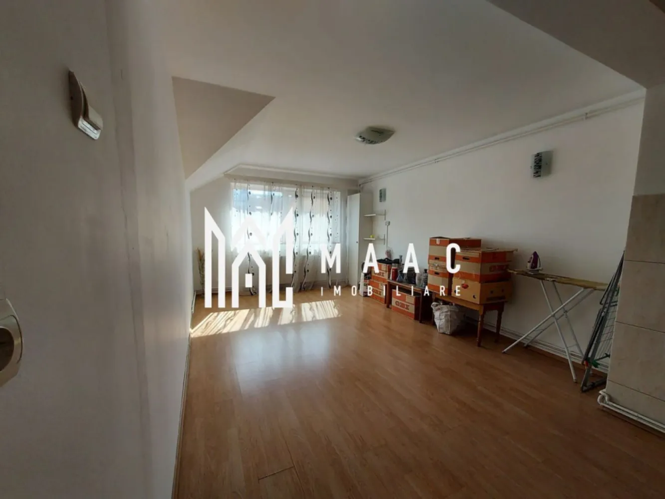 Apartament 3 camere | Balcon | 68MPU | Calea Poplacii - MAAC Imobiliare vă propune spre vânzare un apartament cu 3 camere, spațios și bine compartimentat, situat într-o zonă verde și liniștită a Sibiului, pe Calea Poplăcii. Proprietatea este ideală pentru o familie sau pentru cei care caută confort, intimitate și acces rapid către zonele de recreere ale orașului. Detalii proprietate: Suprafață utilă: 68,2 mp Situat la etajul 3 din 4 Balcon: 4,3 mp, ideal pentru relaxare Etaj intermediar, apartament singur pe palier Construcție solidă din cărămidă, anul 2002 Compartimentare: Living cu bucătărie open space 2 dormitoare (unul mobilat) Dressing Baie cu cadă și geam pentru aerisire naturală Dotări și avantaje: Apartament luminos, bine întreținut, cu potențial de personalizare Zonă liniștită, cu vecini civilizați Apartament situat singur pe palier, un plus de intimitate Localizare: La câțiva pași de Parcul Sub Arini și Parcul Belvedere Aproape de școala nr 25 si grădinița nr7 , magazine ( Profi,Simpa, Trans Agape) și mijloace de transport în comun(5, 15,16,17,113,116) Acces rapid către centrul orașului Pentru mai multe detalii sau pentru a programa o vizionare, vă rugăm să ne contactați menționând ID: CP2696878