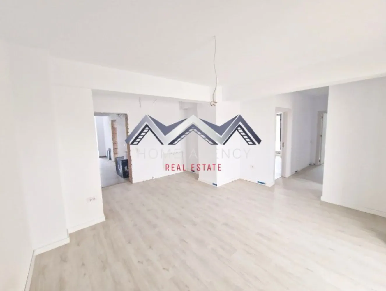 Apartament de vânzare în Otopeni – bloc nou central, parcare, comision 0 - Achiziția se realizează direct de la dezvoltator, fără perceperea vreunui comision din partea cumpărătorului. Oferim consultanță gratuită pe întreaga durată a procesului de achiziție, asigurând suport specializat la fiecare etapă. De asemenea, la solicitare, punem la dispoziție servicii de brokeraj financiar, fără costuri suplimentare, pentru identificarea celor mai avantajoase soluții de finanțare adaptate nevoilor dumneavoastră.

Vă propunem, spre vânzare, un apartament de 2 camere, cu o suprafață utilă de 50,25 mp, situat într-un bloc nou D+P+3 mansardat, în zona centrală a orașului Otopeni. Apartamentul este potrivit atât ca destinație rezidențială, cât și ca investiție, având un randament bun în regim de închiriere pe termen lung sau scurt.

Apartamentul are o suprafață utilă de 50,25 mp, fiind compartimentat modern și foarte eficient. La intrare, un hol de acces permite amenajarea spațiilor de depozitare. Livingul în suprafață de 20,48 mp utili este luminos și are ieșire spre o terasă de 7,71 mp, ideală pentru relaxare. Bucătăria este închisă, în suprafață de 11,53 mp, și beneficiază de balcon propriu. Dormitorul este spațios, iar baia modernă, complet echipată, beneficiază de geam și duș tip walk-in.

Imobilul se predă complet finisat, cu parchet, gresie, faianță și baie utilată. Dotările includ centrală proprie și încălzire prin pardoseală, o soluție modernă ce asigură confort și costuri reduse de întreținere. Apartamentul este racordat la toate utilitățile publice (apă, gaze, electricitate, canalizare), iar în preț este inclus și un loc de parcare dedicat.

Locație excelentă: doar 10 minute de mers pe jos până la piață și magazine, iar școala se află la maximum 15 minute pe jos (4 minute cu mașina). În zonă găsiți restaurante, supermarketuri, farmacii, bănci și transport public. Accesul este rapid către DN1, Centura Capitalei și Aeroportul Henri Coandă, iar pe termen mediu zona va fi deservită și de viitoarea stație de metrou.

📞 Sună acum pentru detalii și programarea unei vizionări!