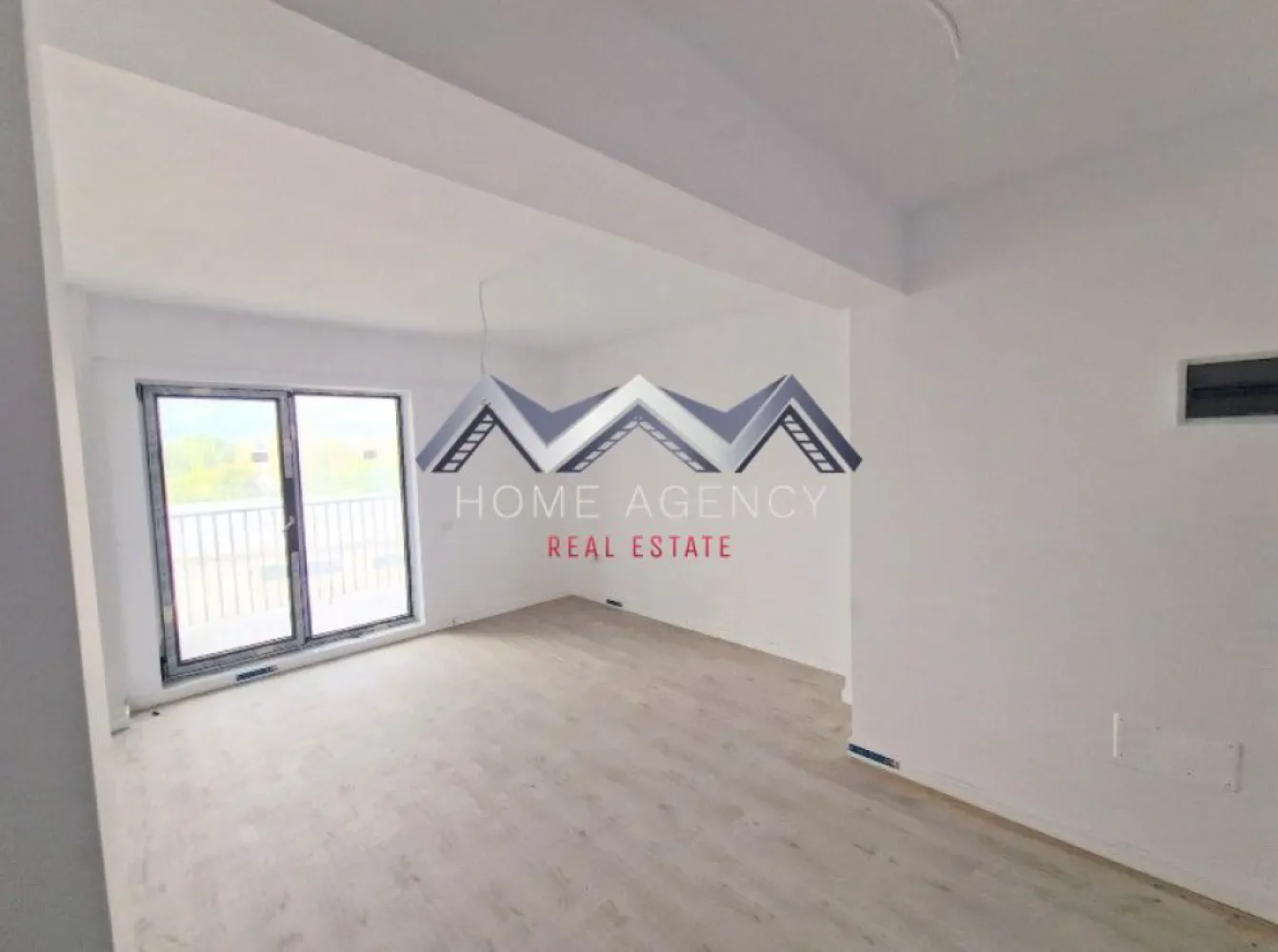 Apartament de vânzare în Otopeni – bloc nou central, parcare, comision 0 - Achiziția se realizează direct de la dezvoltator, fără perceperea vreunui comision din partea cumpărătorului. Oferim consultanță gratuită pe întreaga durată a procesului de achiziție, asigurând suport specializat la fiecare etapă. De asemenea, la solicitare, punem la dispoziție servicii de brokeraj financiar, fără costuri suplimentare, pentru identificarea celor mai avantajoase soluții de finanțare adaptate nevoilor dumneavoastră.

Vă propunem, spre vânzare, un apartament de 2 camere, cu o suprafață utilă de 50,25 mp, situat într-un bloc nou D+P+3 mansardat, în zona centrală a orașului Otopeni. Apartamentul este potrivit atât ca destinație rezidențială, cât și ca investiție, având un randament bun în regim de închiriere pe termen lung sau scurt.

Apartamentul are o suprafață utilă de 50,25 mp, fiind compartimentat modern și foarte eficient. La intrare, un hol de acces permite amenajarea spațiilor de depozitare. Livingul în suprafață de 20,48 mp utili este luminos și are ieșire spre o terasă de 7,71 mp, ideală pentru relaxare. Bucătăria este închisă, în suprafață de 11,53 mp, și beneficiază de balcon propriu. Dormitorul este spațios, iar baia modernă, complet echipată, beneficiază de geam și duș tip walk-in.

Imobilul se predă complet finisat, cu parchet, gresie, faianță și baie utilată. Dotările includ centrală proprie și încălzire prin pardoseală, o soluție modernă ce asigură confort și costuri reduse de întreținere. Apartamentul este racordat la toate utilitățile publice (apă, gaze, electricitate, canalizare), iar în preț este inclus și un loc de parcare dedicat.

Locație excelentă: doar 10 minute de mers pe jos până la piață și magazine, iar școala se află la maximum 15 minute pe jos (4 minute cu mașina). În zonă găsiți restaurante, supermarketuri, farmacii, bănci și transport public. Accesul este rapid către DN1, Centura Capitalei și Aeroportul Henri Coandă, iar pe termen mediu zona va fi deservită și de viitoarea stație de metrou.

📞 Sună acum pentru detalii și programarea unei vizionări!