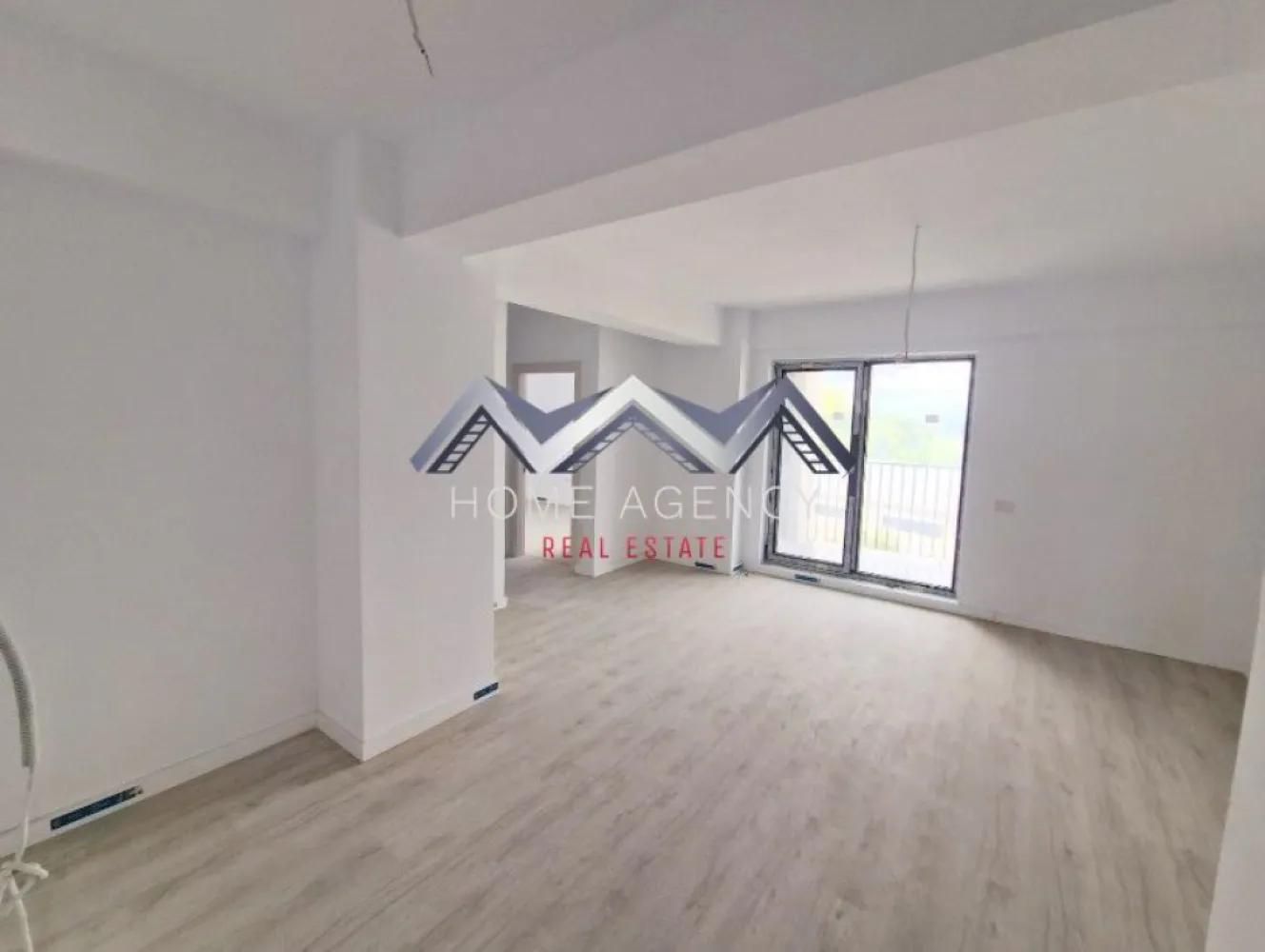 Apartament de vânzare în Otopeni – bloc nou central, parcare, comision 0 - Achiziția se realizează direct de la dezvoltator, fără perceperea vreunui comision din partea cumpărătorului. Oferim consultanță gratuită pe întreaga durată a procesului de achiziție, asigurând suport specializat la fiecare etapă. De asemenea, la solicitare, punem la dispoziție servicii de brokeraj financiar, fără costuri suplimentare, pentru identificarea celor mai avantajoase soluții de finanțare adaptate nevoilor dumneavoastră.

Vă propunem, spre vânzare, un apartament de 2 camere, cu o suprafață utilă de 50,25 mp, situat într-un bloc nou D+P+3 mansardat, în zona centrală a orașului Otopeni. Apartamentul este potrivit atât ca destinație rezidențială, cât și ca investiție, având un randament bun în regim de închiriere pe termen lung sau scurt.

Apartamentul are o suprafață utilă de 50,25 mp, fiind compartimentat modern și foarte eficient. La intrare, un hol de acces permite amenajarea spațiilor de depozitare. Livingul în suprafață de 20,48 mp utili este luminos și are ieșire spre o terasă de 7,71 mp, ideală pentru relaxare. Bucătăria este închisă, în suprafață de 11,53 mp, și beneficiază de balcon propriu. Dormitorul este spațios, iar baia modernă, complet echipată, beneficiază de geam și duș tip walk-in.

Imobilul se predă complet finisat, cu parchet, gresie, faianță și baie utilată. Dotările includ centrală proprie și încălzire prin pardoseală, o soluție modernă ce asigură confort și costuri reduse de întreținere. Apartamentul este racordat la toate utilitățile publice (apă, gaze, electricitate, canalizare), iar în preț este inclus și un loc de parcare dedicat.

Locație excelentă: doar 10 minute de mers pe jos până la piață și magazine, iar școala se află la maximum 15 minute pe jos (4 minute cu mașina). În zonă găsiți restaurante, supermarketuri, farmacii, bănci și transport public. Accesul este rapid către DN1, Centura Capitalei și Aeroportul Henri Coandă, iar pe termen mediu zona va fi deservită și de viitoarea stație de metrou.

📞 Sună acum pentru detalii și programarea unei vizionări!