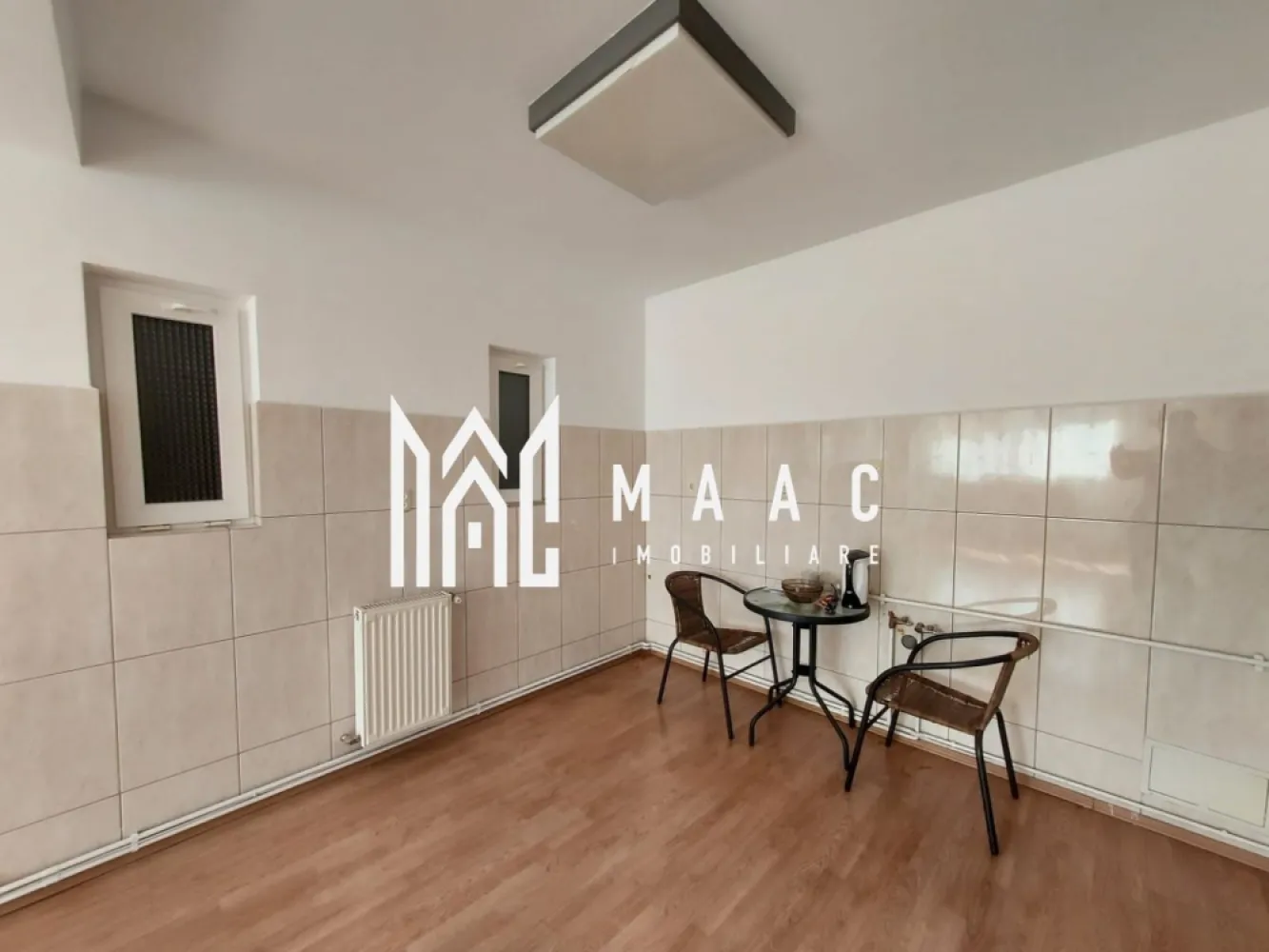 Apartament 3 camere | Balcon | 68MPU | Calea Poplacii - MAAC Imobiliare vă propune spre vânzare un apartament cu 3 camere, spațios și bine compartimentat, situat într-o zonă verde și liniștită a Sibiului, pe Calea Poplăcii. Proprietatea este ideală pentru o familie sau pentru cei care caută confort, intimitate și acces rapid către zonele de recreere ale orașului. Detalii proprietate: Suprafață utilă: 68,2 mp Situat la etajul 3 din 4 Balcon: 4,3 mp, ideal pentru relaxare Etaj intermediar, apartament singur pe palier Construcție solidă din cărămidă, anul 2002 Compartimentare: Living cu bucătărie open space 2 dormitoare (unul mobilat) Dressing Baie cu cadă și geam pentru aerisire naturală Dotări și avantaje: Apartament luminos, bine întreținut, cu potențial de personalizare Zonă liniștită, cu vecini civilizați Apartament situat singur pe palier, un plus de intimitate Localizare: La câțiva pași de Parcul Sub Arini și Parcul Belvedere Aproape de școala nr 25 si grădinița nr7 , magazine ( Profi,Simpa, Trans Agape) și mijloace de transport în comun(5, 15,16,17,113,116) Acces rapid către centrul orașului Pentru mai multe detalii sau pentru a programa o vizionare, vă rugăm să ne contactați menționând ID: CP2696878