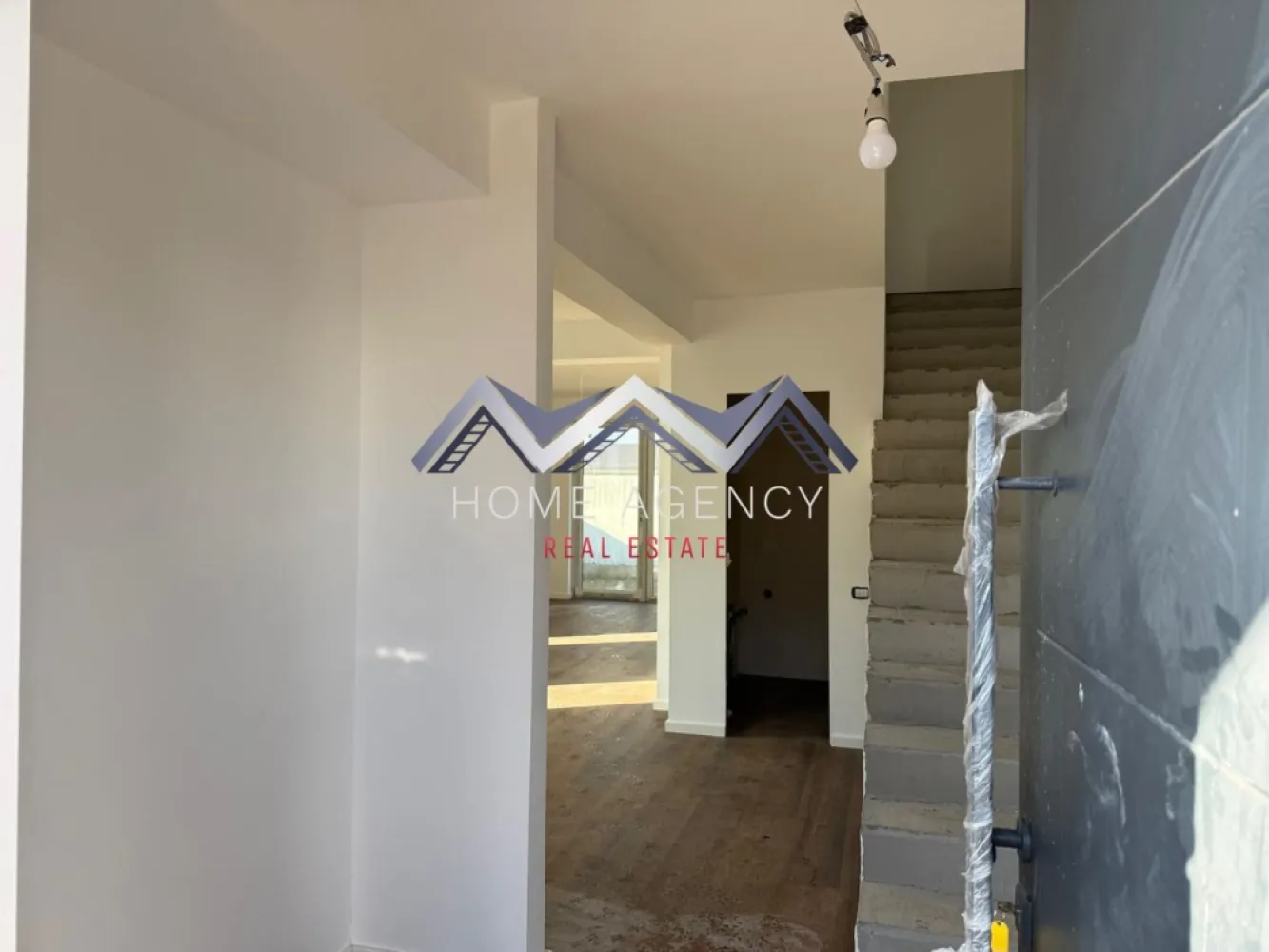 Casă P+1+Pod cu finisaje premium | Tunari | dezvoltator - Vă propunem, spre vânzare, o casă P+1+pod premium, ultrafinisată, aflată într-un complex rezidențial privat cu 6 imobile tip duplex, un loc unde liniștea, confortul și calitatea construcției se îmbină perfect, iar fiecare casa este concepută pentru a oferi un stil de viață modern, sigur și relaxat.

Proprietatea beneficiază de un acces controlat la intrare, prin poartă automată, ceea ce garantează intimitate și un plus de siguranță. Străzile sunt asfaltate și iluminate, iar zona permite acces rapid către mijloace de transport în comun și punctele principale de interes, precum și magazine, restaurante, școli/ grădinițe, parcuri și nu numai.

Interiorul inteligent și luminos oferă o suprafață utilă de 108 mp, completată de un teren de 250 mp, ideal pentru grădină sau spațiu de relaxare. Livingul generos, alături de bucătăria open space, precum și cele trei dormitoare bine proporționate, asigură confortul perfect pentru întreaga familie. Bucătăria se predă mobilată, fără electrocasnice, gata de utilizare, cu design modern și funcționalitate optimă. 

Locuința dispune de două balcoane, o terasă perfectă pentru momentele de relaxare și un pod ideal pentru depozitare. În fața casei, sunt disponibile trei locuri de parcare, iar curtea proprie oferă intimitatea necesară unei familii moderne.

Finisajele sunt premium: tâmplărie PVC Salamander cu geam tripan și protecție UV, uși interioare Filo Muro cu design modern, fără tocuri vizibile, încălzire în pardoseală cu centrală proprie, acoperiș din tablă, izolație completă și pardoseli rezistente, pereți vopsiți cu lavabil de calitate – totul pentru un interior elegant și modern. Imobilul este racordat la toate utilitățile publice: apă, gaz, curent, canalizare.

Această proprietate reprezintă o alegere excelentă pentru cei care își doresc o locuință modernă, bine construită și integrată într-o comunitate restrânsă și selectă.

Achiziția se realizează direct de la dezvoltator, fără comision.

Programează acum o vizionare!