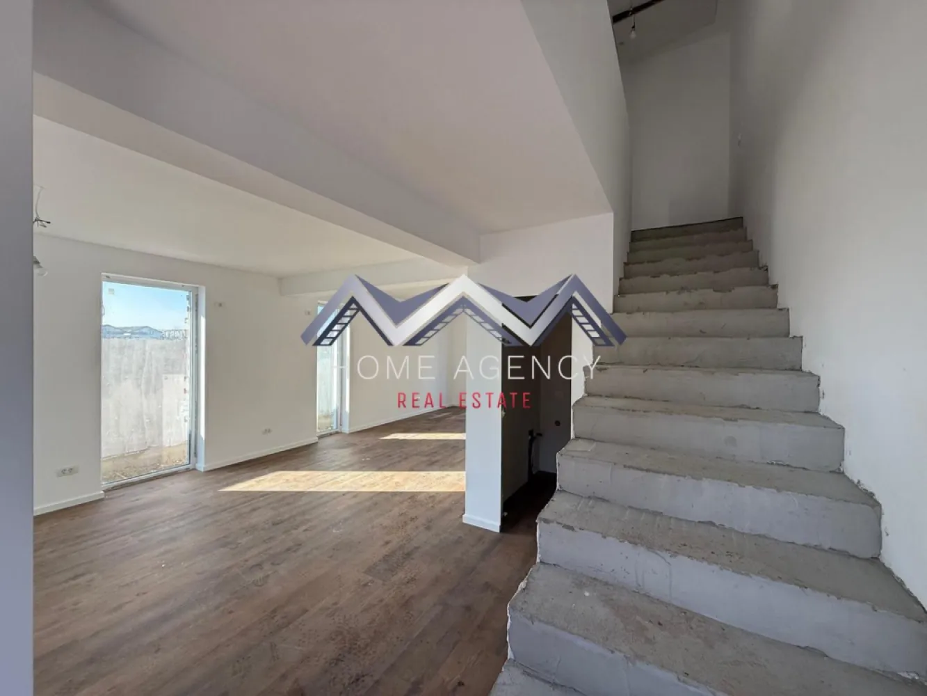 Casă P+1+Pod cu finisaje premium | Tunari | dezvoltator - Vă propunem, spre vânzare, o casă P+1+pod premium, ultrafinisată, aflată într-un complex rezidențial privat cu 6 imobile tip duplex, un loc unde liniștea, confortul și calitatea construcției se îmbină perfect, iar fiecare casa este concepută pentru a oferi un stil de viață modern, sigur și relaxat.

Proprietatea beneficiază de un acces controlat la intrare, prin poartă automată, ceea ce garantează intimitate și un plus de siguranță. Străzile sunt asfaltate și iluminate, iar zona permite acces rapid către mijloace de transport în comun și punctele principale de interes, precum și magazine, restaurante, școli/ grădinițe, parcuri și nu numai.

Interiorul inteligent și luminos oferă o suprafață utilă de 108 mp, completată de un teren de 250 mp, ideal pentru grădină sau spațiu de relaxare. Livingul generos, alături de bucătăria open space, precum și cele trei dormitoare bine proporționate, asigură confortul perfect pentru întreaga familie. Bucătăria se predă mobilată, fără electrocasnice, gata de utilizare, cu design modern și funcționalitate optimă. 

Locuința dispune de două balcoane, o terasă perfectă pentru momentele de relaxare și un pod ideal pentru depozitare. În fața casei, sunt disponibile trei locuri de parcare, iar curtea proprie oferă intimitatea necesară unei familii moderne.

Finisajele sunt premium: tâmplărie PVC Salamander cu geam tripan și protecție UV, uși interioare Filo Muro cu design modern, fără tocuri vizibile, încălzire în pardoseală cu centrală proprie, acoperiș din tablă, izolație completă și pardoseli rezistente, pereți vopsiți cu lavabil de calitate – totul pentru un interior elegant și modern. Imobilul este racordat la toate utilitățile publice: apă, gaz, curent, canalizare.

Această proprietate reprezintă o alegere excelentă pentru cei care își doresc o locuință modernă, bine construită și integrată într-o comunitate restrânsă și selectă.

Achiziția se realizează direct de la dezvoltator, fără comision.

Programează acum o vizionare!