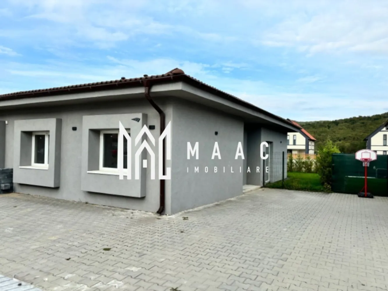 Casă tip duplex | Teren 235 mp | Curte liberă 150 mp | Tălmaciu - Maac Imobiliare prezintă spre vânzare o casă tip duplex, situată în Tălmaciu, într-o zonă liniștită, ideală pentru locuit permanent.

Imobilul este desfășurat pe un singur nivel (parter) și are o suprafață utilă de 67 mp, beneficiind de un teren total de 235 mp, cu curte liberă de aproximativ 150 mp, perfectă pentru relaxare sau activități în aer liber.

Compartimentare:

living open space cu bucătărie

2 dormitoare

2 băi

hol

debara

Casa este nouă, finisată cu materiale de calitate și se vinde complet mobilată, oferind un ambient modern și funcțional, potrivit pentru o familie sau pentru cei care își doresc confort fără compromisuri.

Detalii suplimentare:

Suprafață utilă: 67 mp

Camere: 3 (2 dormitoare + living cu bucătărie open space)

Băi: 2

Locuri de parcare: curte cu acces pentru două mașini

Curte liberă: ~150 mp

Sistem de încălzire: pompă de căldură italiană, super economică

Încălzire în pardoseală

Apă caldă cu presiune foarte bună

Garanție sistem încălzire: 3 ani

Această proprietate se remarcă prin eficiență energetică ridicată, costuri reduse de întreținere și o compartimentare practică, fiind o alegere excelentă pentru cei care caută o locuință modernă, accesibilă și gata de mutare.

 Pentru mai multe detalii, vă rugăm să precizați telefonic că ați vizionat anunțul cu ID: CP2696803.