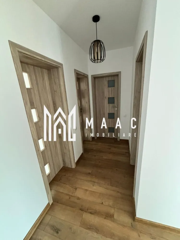 Casă tip duplex | Teren 235 mp | Curte liberă 150 mp | Tălmaciu - Maac Imobiliare prezintă spre vânzare o casă tip duplex, situată în Tălmaciu, într-o zonă liniștită, ideală pentru locuit permanent.

Imobilul este desfășurat pe un singur nivel (parter) și are o suprafață utilă de 67 mp, beneficiind de un teren total de 235 mp, cu curte liberă de aproximativ 150 mp, perfectă pentru relaxare sau activități în aer liber.

Compartimentare:

living open space cu bucătărie

2 dormitoare

2 băi

hol

debara

Casa este nouă, finisată cu materiale de calitate și se vinde complet mobilată, oferind un ambient modern și funcțional, potrivit pentru o familie sau pentru cei care își doresc confort fără compromisuri.

Detalii suplimentare:

Suprafață utilă: 67 mp

Camere: 3 (2 dormitoare + living cu bucătărie open space)

Băi: 2

Locuri de parcare: curte cu acces pentru două mașini

Curte liberă: ~150 mp

Sistem de încălzire: pompă de căldură italiană, super economică

Încălzire în pardoseală

Apă caldă cu presiune foarte bună

Garanție sistem încălzire: 3 ani

Această proprietate se remarcă prin eficiență energetică ridicată, costuri reduse de întreținere și o compartimentare practică, fiind o alegere excelentă pentru cei care caută o locuință modernă, accesibilă și gata de mutare.

 Pentru mai multe detalii, vă rugăm să precizați telefonic că ați vizionat anunțul cu ID: CP2696803.
