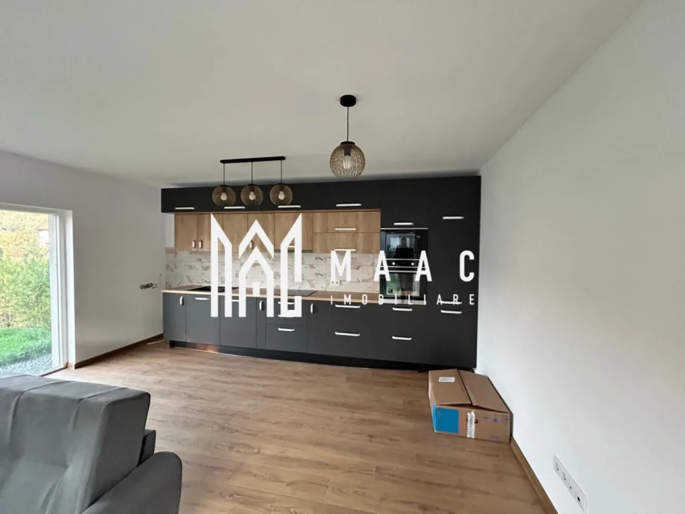 Casă tip duplex | Teren 235 mp | Curte liberă 150 mp | Tălmaciu - Maac Imobiliare prezintă spre vânzare o casă tip duplex, situată în Tălmaciu, într-o zonă liniștită, ideală pentru locuit permanent.

Imobilul este desfășurat pe un singur nivel (parter) și are o suprafață utilă de 67 mp, beneficiind de un teren total de 235 mp, cu curte liberă de aproximativ 150 mp, perfectă pentru relaxare sau activități în aer liber.

Compartimentare:

living open space cu bucătărie

2 dormitoare

2 băi

hol

debara

Casa este nouă, finisată cu materiale de calitate și se vinde complet mobilată, oferind un ambient modern și funcțional, potrivit pentru o familie sau pentru cei care își doresc confort fără compromisuri.

Detalii suplimentare:

Suprafață utilă: 67 mp

Camere: 3 (2 dormitoare + living cu bucătărie open space)

Băi: 2

Locuri de parcare: curte cu acces pentru două mașini

Curte liberă: ~150 mp

Sistem de încălzire: pompă de căldură italiană, super economică

Încălzire în pardoseală

Apă caldă cu presiune foarte bună

Garanție sistem încălzire: 3 ani

Această proprietate se remarcă prin eficiență energetică ridicată, costuri reduse de întreținere și o compartimentare practică, fiind o alegere excelentă pentru cei care caută o locuință modernă, accesibilă și gata de mutare.

 Pentru mai multe detalii, vă rugăm să precizați telefonic că ați vizionat anunțul cu ID: CP2696803.