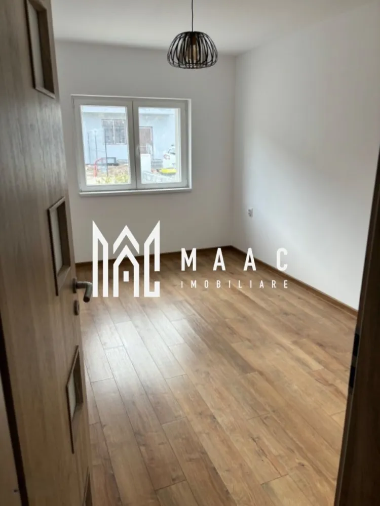 Casă tip duplex | Teren 235 mp | Curte liberă 150 mp | Tălmaciu - Maac Imobiliare prezintă spre vânzare o casă tip duplex, situată în Tălmaciu, într-o zonă liniștită, ideală pentru locuit permanent.

Imobilul este desfășurat pe un singur nivel (parter) și are o suprafață utilă de 67 mp, beneficiind de un teren total de 235 mp, cu curte liberă de aproximativ 150 mp, perfectă pentru relaxare sau activități în aer liber.

Compartimentare:

living open space cu bucătărie

2 dormitoare

2 băi

hol

debara

Casa este nouă, finisată cu materiale de calitate și se vinde complet mobilată, oferind un ambient modern și funcțional, potrivit pentru o familie sau pentru cei care își doresc confort fără compromisuri.

Detalii suplimentare:

Suprafață utilă: 67 mp

Camere: 3 (2 dormitoare + living cu bucătărie open space)

Băi: 2

Locuri de parcare: curte cu acces pentru două mașini

Curte liberă: ~150 mp

Sistem de încălzire: pompă de căldură italiană, super economică

Încălzire în pardoseală

Apă caldă cu presiune foarte bună

Garanție sistem încălzire: 3 ani

Această proprietate se remarcă prin eficiență energetică ridicată, costuri reduse de întreținere și o compartimentare practică, fiind o alegere excelentă pentru cei care caută o locuință modernă, accesibilă și gata de mutare.

 Pentru mai multe detalii, vă rugăm să precizați telefonic că ați vizionat anunțul cu ID: CP2696803.