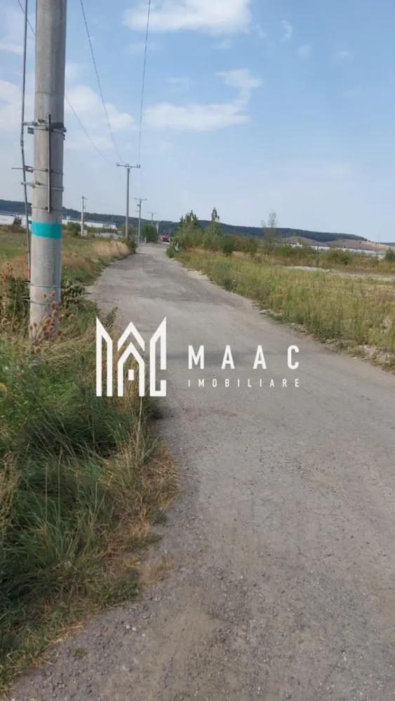 Teren | 10,000 MP | Extravilan | Posibilitate de parcelare | Cristian - MAAC Imobiliare vă propune spre vânzare un teren industrial cu suprafața de 10.000 mp, situat în Cristian, Sibiu, într-o zonă aflată în continuă dezvoltare și expansiune, cu acces rapid către autostradă și zona industrială Vest. Proprietatea reprezintă o oportunitate excelentă pentru investiție, fiind potrivită pentru dezvoltări rezidențiale, construcția de hale industriale, spații logistice, depozitare sau alte activități economice.

Terenul beneficiază de acces facil, drumul de acces până la proprietate fiind asfaltat, aspect esențial pentru desfășurarea eficientă a activităților comerciale sau industriale. Amplasarea aproape de utilități precum apă și curent oferă un avantaj important pentru viitoare proiecte de dezvoltare și pentru racordarea rapidă la infrastructura necesară.

Suprafața generoasă și deschiderea largă permit multiple posibilități de compartimentare și utilizare, terenul fiind neîmprejmuit și ușor adaptabil în funcție de necesitățile investiției. Poziționarea strategică în Cristian, una dintre zonele cu dezvoltare accelerată din apropierea municipiului Sibiu, contribuie la atractivitatea proprietății și la potențialul ridicat de valorificare pe termen lung.

Caracteristici:
-Suprafață teren: 10.000 mp
-Teren industrial
-Aproape de utilități: apă și curent
-Drum de acces asfaltat
-Teren neîmprejmuit
-Deschidere generoasă
-Pretabil pentru hale, spații logistice sau dezvoltări rezidențiale
-Potrivit pentru activități economice și investiții
-Zonă în continuă expansiune
-Acces rapid către autostradă
-Aproape de zona industrială Vest

Pentru mai multe informații sau pentru programarea unei vizionări, vă rugăm să menționați telefonic numărul CP2696764.