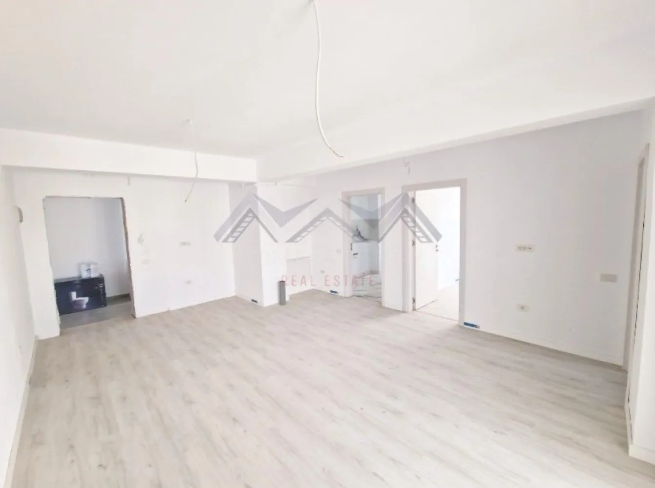 Apartament 2 camere Otopeni central | include TVA și parcare - Achiziția se realizează direct de la dezvoltator, fără perceperea vreunui comision din partea cumpărătorului. Oferim consultanță gratuită pe întreaga durată a procesului de achiziție, asigurând suport specializat la fiecare etapă. De asemenea, la solicitare, punem la dispoziție servicii de brokeraj financiar, fără costuri suplimentare, pentru identificarea celor mai avantajoase soluții de finanțare adaptate nevoilor dumneavoastră.

Vă propunem, spre vânzare, un apartament de 2 camere, cu o suprafață utilă generoasă și compartimentare eficientă, într-un imobil nou cu regim de înălțime D+P+3M, amplasat în zona centrală a orașului Otopeni.

Livingul de 24 mp utili este spațios și luminos, având acces direct către un balcon ideal pentru relaxare. Bucătăria, în suprafață de 8 mp utili, este închisă, perfectă pentru cei care preferă un spațiu separat pentru gătit. Dormitorul oferă intimitate și confort, iar baia este modernă, complet utilată și finisată cu materiale de calitate.

Apartamentul se predă finisat cu parchet, gresie și faianță, iar dotările moderne – centrală proprie și încălzire prin pardoseală – asigură confort termic ridicat și costuri reduse la întreținere. Este racordat la toate utilitățile publice: apă, gaze, electricitate și canalizare.

Poziționarea este unul dintre marile avantaje: apartamentul se află la câteva minute de mers pe jos de piață, supermarketuri, restaurante, farmacii și transport public. Accesul către DN1, Centura București și Aeroportul Henri Coandă este facil și rapid, iar, în perspectivă, zona va beneficia și de o viitoare stație de metrou.

Prețul afișat este final, include TVA și un loc de parcare dedicat. Pozele sunt reale.

📞 Contactează-ne acum pentru mai multe detalii și programează o vizionare!