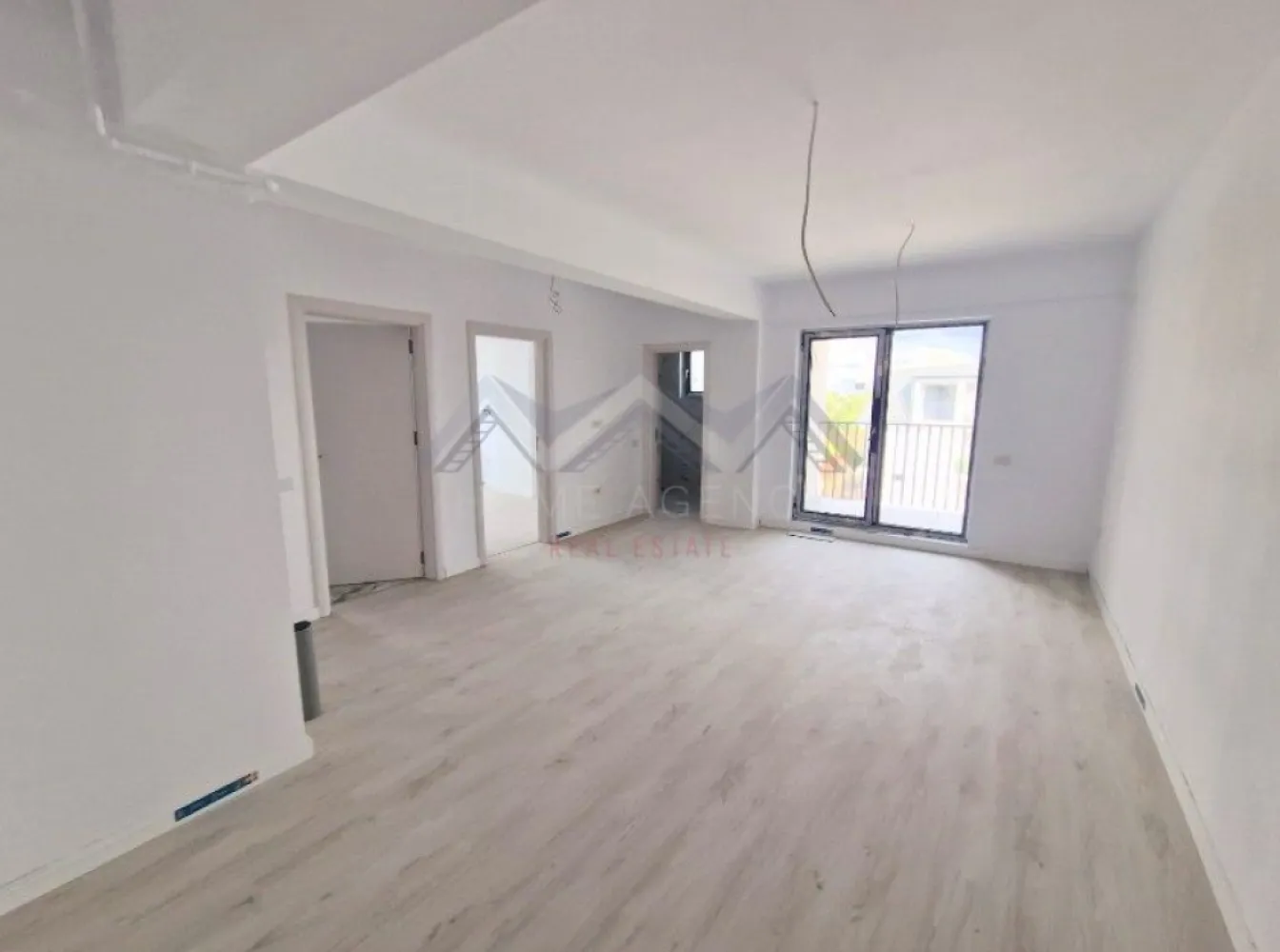 Apartament 2 camere Otopeni central | include TVA și parcare - Achiziția se realizează direct de la dezvoltator, fără perceperea vreunui comision din partea cumpărătorului. Oferim consultanță gratuită pe întreaga durată a procesului de achiziție, asigurând suport specializat la fiecare etapă. De asemenea, la solicitare, punem la dispoziție servicii de brokeraj financiar, fără costuri suplimentare, pentru identificarea celor mai avantajoase soluții de finanțare adaptate nevoilor dumneavoastră.

Vă propunem, spre vânzare, un apartament de 2 camere, cu o suprafață utilă generoasă și compartimentare eficientă, într-un imobil nou cu regim de înălțime D+P+3M, amplasat în zona centrală a orașului Otopeni.

Livingul de 24 mp utili este spațios și luminos, având acces direct către un balcon ideal pentru relaxare. Bucătăria, în suprafață de 8 mp utili, este închisă, perfectă pentru cei care preferă un spațiu separat pentru gătit. Dormitorul oferă intimitate și confort, iar baia este modernă, complet utilată și finisată cu materiale de calitate.

Apartamentul se predă finisat cu parchet, gresie și faianță, iar dotările moderne – centrală proprie și încălzire prin pardoseală – asigură confort termic ridicat și costuri reduse la întreținere. Este racordat la toate utilitățile publice: apă, gaze, electricitate și canalizare.

Poziționarea este unul dintre marile avantaje: apartamentul se află la câteva minute de mers pe jos de piață, supermarketuri, restaurante, farmacii și transport public. Accesul către DN1, Centura București și Aeroportul Henri Coandă este facil și rapid, iar, în perspectivă, zona va beneficia și de o viitoare stație de metrou.

Prețul afișat este final, include TVA și un loc de parcare dedicat. Pozele sunt reale.

📞 Contactează-ne acum pentru mai multe detalii și programează o vizionare!