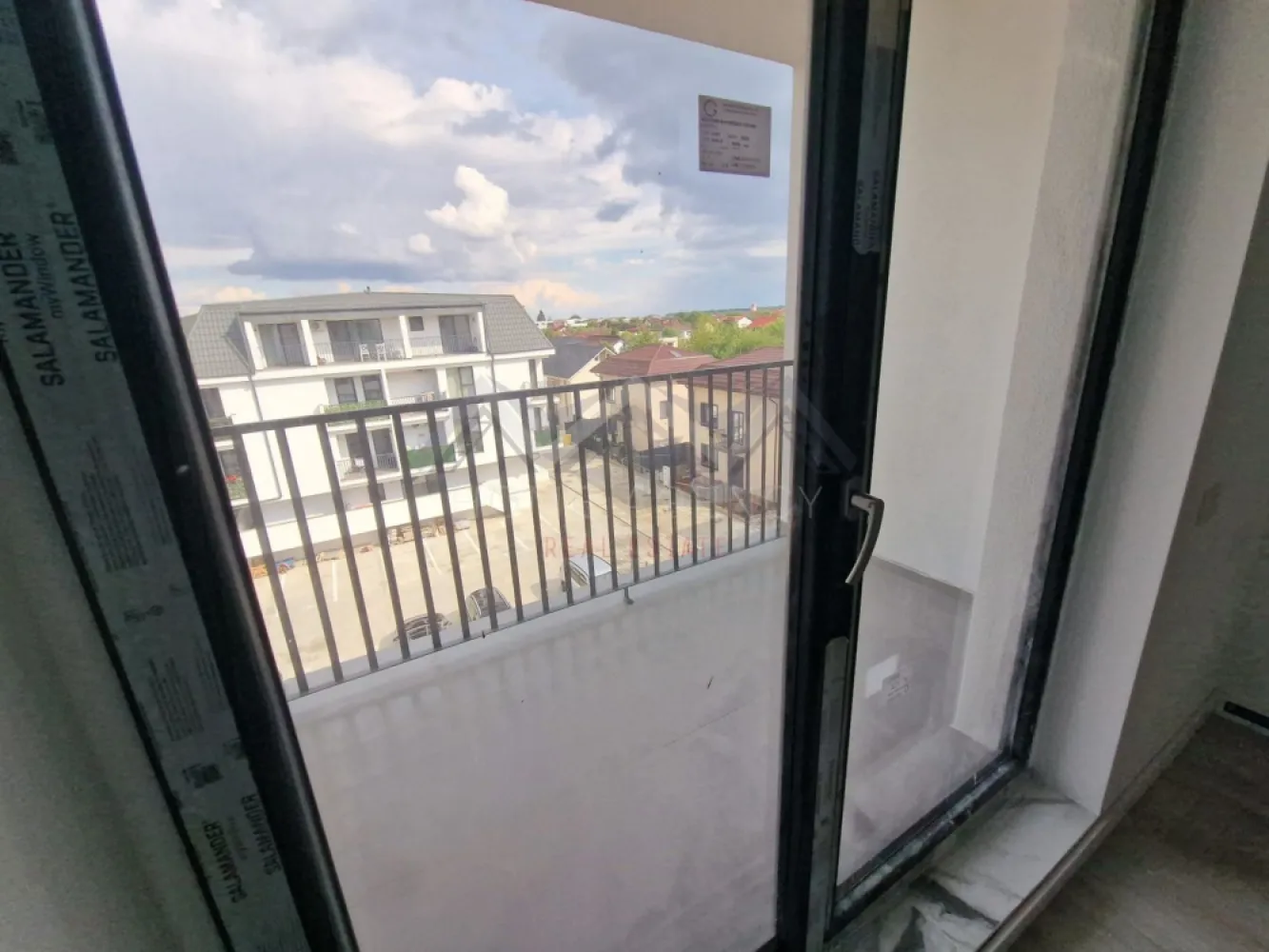 Apartament 2 camere Otopeni central | include TVA și parcare - Achiziția se realizează direct de la dezvoltator, fără perceperea vreunui comision din partea cumpărătorului. Oferim consultanță gratuită pe întreaga durată a procesului de achiziție, asigurând suport specializat la fiecare etapă. De asemenea, la solicitare, punem la dispoziție servicii de brokeraj financiar, fără costuri suplimentare, pentru identificarea celor mai avantajoase soluții de finanțare adaptate nevoilor dumneavoastră.

Vă propunem, spre vânzare, un apartament de 2 camere, cu o suprafață utilă generoasă și compartimentare eficientă, într-un imobil nou cu regim de înălțime D+P+3M, amplasat în zona centrală a orașului Otopeni.

Livingul de 24 mp utili este spațios și luminos, având acces direct către un balcon ideal pentru relaxare. Bucătăria, în suprafață de 8 mp utili, este închisă, perfectă pentru cei care preferă un spațiu separat pentru gătit. Dormitorul oferă intimitate și confort, iar baia este modernă, complet utilată și finisată cu materiale de calitate.

Apartamentul se predă finisat cu parchet, gresie și faianță, iar dotările moderne – centrală proprie și încălzire prin pardoseală – asigură confort termic ridicat și costuri reduse la întreținere. Este racordat la toate utilitățile publice: apă, gaze, electricitate și canalizare.

Poziționarea este unul dintre marile avantaje: apartamentul se află la câteva minute de mers pe jos de piață, supermarketuri, restaurante, farmacii și transport public. Accesul către DN1, Centura București și Aeroportul Henri Coandă este facil și rapid, iar, în perspectivă, zona va beneficia și de o viitoare stație de metrou.

Prețul afișat este final, include TVA și un loc de parcare dedicat. Pozele sunt reale.

📞 Contactează-ne acum pentru mai multe detalii și programează o vizionare!