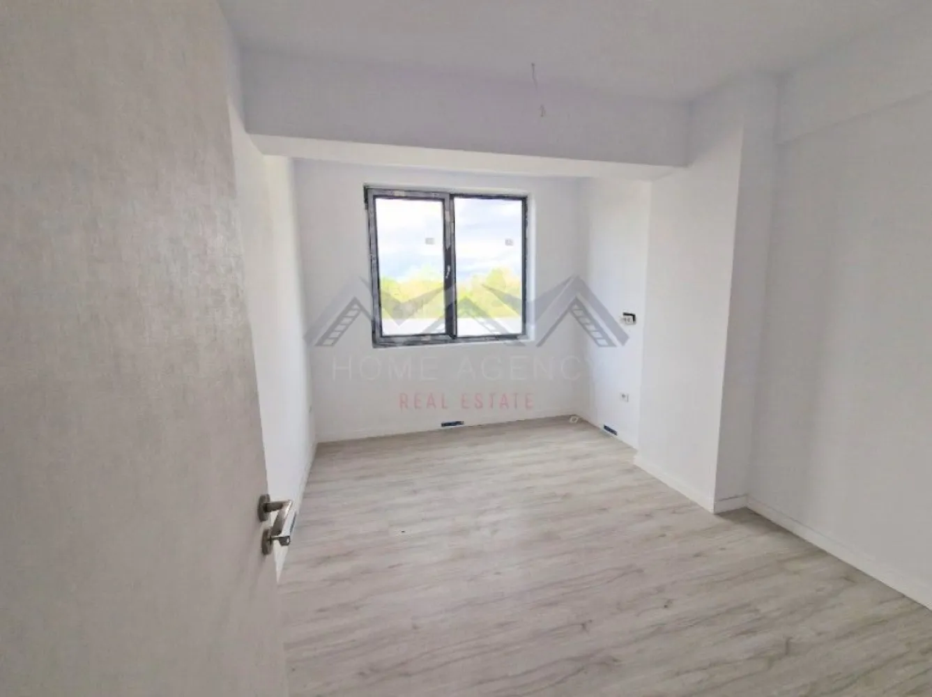Apartament 2 camere Otopeni central | include TVA și parcare - Achiziția se realizează direct de la dezvoltator, fără perceperea vreunui comision din partea cumpărătorului. Oferim consultanță gratuită pe întreaga durată a procesului de achiziție, asigurând suport specializat la fiecare etapă. De asemenea, la solicitare, punem la dispoziție servicii de brokeraj financiar, fără costuri suplimentare, pentru identificarea celor mai avantajoase soluții de finanțare adaptate nevoilor dumneavoastră.

Vă propunem, spre vânzare, un apartament de 2 camere, cu o suprafață utilă generoasă și compartimentare eficientă, într-un imobil nou cu regim de înălțime D+P+3M, amplasat în zona centrală a orașului Otopeni.

Livingul de 24 mp utili este spațios și luminos, având acces direct către un balcon ideal pentru relaxare. Bucătăria, în suprafață de 8 mp utili, este închisă, perfectă pentru cei care preferă un spațiu separat pentru gătit. Dormitorul oferă intimitate și confort, iar baia este modernă, complet utilată și finisată cu materiale de calitate.

Apartamentul se predă finisat cu parchet, gresie și faianță, iar dotările moderne – centrală proprie și încălzire prin pardoseală – asigură confort termic ridicat și costuri reduse la întreținere. Este racordat la toate utilitățile publice: apă, gaze, electricitate și canalizare.

Poziționarea este unul dintre marile avantaje: apartamentul se află la câteva minute de mers pe jos de piață, supermarketuri, restaurante, farmacii și transport public. Accesul către DN1, Centura București și Aeroportul Henri Coandă este facil și rapid, iar, în perspectivă, zona va beneficia și de o viitoare stație de metrou.

Prețul afișat este final, include TVA și un loc de parcare dedicat. Pozele sunt reale.

📞 Contactează-ne acum pentru mai multe detalii și programează o vizionare!