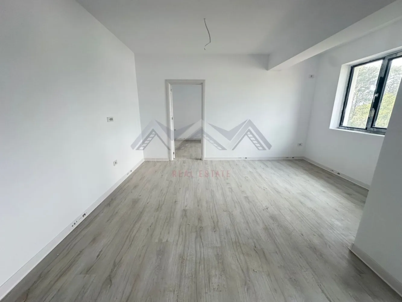 Apartament 2 camere , central Otopeni | Comision 0 | - Vă propunem, spre vânzare, un apartament cu 2 camere, situat în centrul orașului Otopeni, într-un imobil modern (D+P+3). Această locuință combină confortul unui cămin primitor cu funcționalitatea unei investiții inteligente, fiind potrivită atât pentru locuit, cât și pentru închiriere pe termen lung sau regim hotelier (Airbnb, Booking).

Zona în care este amplasat apartamentul oferă liniște și acces rapid la tot ce ai nevoie zilnic: supermarketuri, restaurante, bănci, farmacii, piață și transport public. Conectivitatea este excelentă: DN1, Aeroportul Henri Coandă, Centura București și viitoarea stație de metrou sunt la doar câteva minute.

Compartimentarea imobilului este foarte practică și inteligent gândită. Livingul este luminos, iar bucătăria separată asigură intimitate și confort pentru gătit, în timp ce dormitorul beneficiază de acces spre balcon, creând un colț privat de relaxare. Baia este modern utilată, iar holul de la intrare permite amenajarea unor spatii de depozitare suplimentare. 

Confortul termic este garantat de centrala proprie și sistemul de încălzire în pardoseală, pentru un ambient plăcut. Apartamentul se predă cu finisaje moderne și de calitate superioară – parchet, gresie și faianță – astfel încât noul proprietar să se poată muta imediat.

Toate utilitățile sunt contorizate individual și racordate la rețele publice, iar apartamentul dispune de loc de parcare propriu inclus, un avantaj semnificativ în zona centrală a Otopeniului.

📸 Imaginile sunt reale. Vizionările sunt disponibile oricând, pentru a evalua calitatea construcției. Prețul afișat este final, include TVA 21% .

Nu rata oportunitatea de a locui sau investi într-un apartament modern, într-o zonă centrală, accesibilă și bine conectată. Programează acum o vizionare!