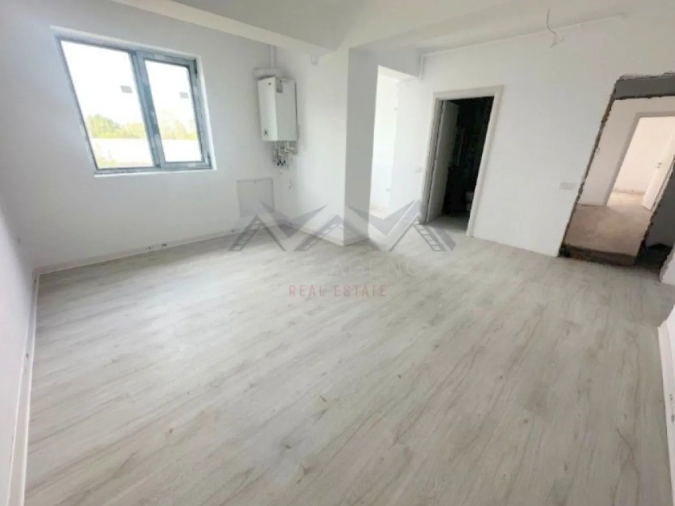 Apartament 2 camere , central Otopeni | Comision 0 | - Vă propunem, spre vânzare, un apartament cu 2 camere, situat în centrul orașului Otopeni, într-un imobil modern (D+P+3). Această locuință combină confortul unui cămin primitor cu funcționalitatea unei investiții inteligente, fiind potrivită atât pentru locuit, cât și pentru închiriere pe termen lung sau regim hotelier (Airbnb, Booking).

Zona în care este amplasat apartamentul oferă liniște și acces rapid la tot ce ai nevoie zilnic: supermarketuri, restaurante, bănci, farmacii, piață și transport public. Conectivitatea este excelentă: DN1, Aeroportul Henri Coandă, Centura București și viitoarea stație de metrou sunt la doar câteva minute.

Compartimentarea imobilului este foarte practică și inteligent gândită. Livingul este luminos, iar bucătăria separată asigură intimitate și confort pentru gătit, în timp ce dormitorul beneficiază de acces spre balcon, creând un colț privat de relaxare. Baia este modern utilată, iar holul de la intrare permite amenajarea unor spatii de depozitare suplimentare. 

Confortul termic este garantat de centrala proprie și sistemul de încălzire în pardoseală, pentru un ambient plăcut. Apartamentul se predă cu finisaje moderne și de calitate superioară – parchet, gresie și faianță – astfel încât noul proprietar să se poată muta imediat.

Toate utilitățile sunt contorizate individual și racordate la rețele publice, iar apartamentul dispune de loc de parcare propriu inclus, un avantaj semnificativ în zona centrală a Otopeniului.

📸 Imaginile sunt reale. Vizionările sunt disponibile oricând, pentru a evalua calitatea construcției. Prețul afișat este final, include TVA 21% .

Nu rata oportunitatea de a locui sau investi într-un apartament modern, într-o zonă centrală, accesibilă și bine conectată. Programează acum o vizionare!