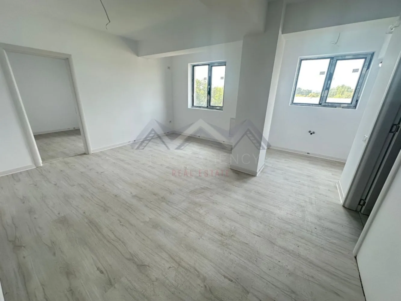 Apartament 2 camere , central Otopeni | Comision 0 | - Vă propunem, spre vânzare, un apartament cu 2 camere, situat în centrul orașului Otopeni, într-un imobil modern (D+P+3). Această locuință combină confortul unui cămin primitor cu funcționalitatea unei investiții inteligente, fiind potrivită atât pentru locuit, cât și pentru închiriere pe termen lung sau regim hotelier (Airbnb, Booking).

Zona în care este amplasat apartamentul oferă liniște și acces rapid la tot ce ai nevoie zilnic: supermarketuri, restaurante, bănci, farmacii, piață și transport public. Conectivitatea este excelentă: DN1, Aeroportul Henri Coandă, Centura București și viitoarea stație de metrou sunt la doar câteva minute.

Compartimentarea imobilului este foarte practică și inteligent gândită. Livingul este luminos, iar bucătăria separată asigură intimitate și confort pentru gătit, în timp ce dormitorul beneficiază de acces spre balcon, creând un colț privat de relaxare. Baia este modern utilată, iar holul de la intrare permite amenajarea unor spatii de depozitare suplimentare. 

Confortul termic este garantat de centrala proprie și sistemul de încălzire în pardoseală, pentru un ambient plăcut. Apartamentul se predă cu finisaje moderne și de calitate superioară – parchet, gresie și faianță – astfel încât noul proprietar să se poată muta imediat.

Toate utilitățile sunt contorizate individual și racordate la rețele publice, iar apartamentul dispune de loc de parcare propriu inclus, un avantaj semnificativ în zona centrală a Otopeniului.

📸 Imaginile sunt reale. Vizionările sunt disponibile oricând, pentru a evalua calitatea construcției. Prețul afișat este final, include TVA 21% .

Nu rata oportunitatea de a locui sau investi într-un apartament modern, într-o zonă centrală, accesibilă și bine conectată. Programează acum o vizionare!