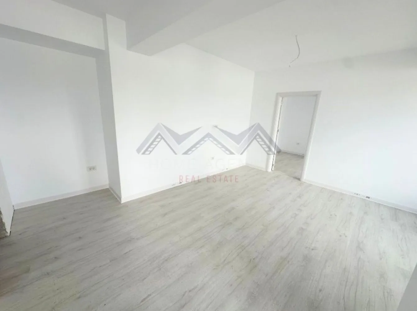 Apartament 2 camere , central Otopeni | Comision 0 | - Vă propunem, spre vânzare, un apartament cu 2 camere, situat în centrul orașului Otopeni, într-un imobil modern (D+P+3). Această locuință combină confortul unui cămin primitor cu funcționalitatea unei investiții inteligente, fiind potrivită atât pentru locuit, cât și pentru închiriere pe termen lung sau regim hotelier (Airbnb, Booking).

Zona în care este amplasat apartamentul oferă liniște și acces rapid la tot ce ai nevoie zilnic: supermarketuri, restaurante, bănci, farmacii, piață și transport public. Conectivitatea este excelentă: DN1, Aeroportul Henri Coandă, Centura București și viitoarea stație de metrou sunt la doar câteva minute.

Compartimentarea imobilului este foarte practică și inteligent gândită. Livingul este luminos, iar bucătăria separată asigură intimitate și confort pentru gătit, în timp ce dormitorul beneficiază de acces spre balcon, creând un colț privat de relaxare. Baia este modern utilată, iar holul de la intrare permite amenajarea unor spatii de depozitare suplimentare. 

Confortul termic este garantat de centrala proprie și sistemul de încălzire în pardoseală, pentru un ambient plăcut. Apartamentul se predă cu finisaje moderne și de calitate superioară – parchet, gresie și faianță – astfel încât noul proprietar să se poată muta imediat.

Toate utilitățile sunt contorizate individual și racordate la rețele publice, iar apartamentul dispune de loc de parcare propriu inclus, un avantaj semnificativ în zona centrală a Otopeniului.

📸 Imaginile sunt reale. Vizionările sunt disponibile oricând, pentru a evalua calitatea construcției. Prețul afișat este final, include TVA 21% .

Nu rata oportunitatea de a locui sau investi într-un apartament modern, într-o zonă centrală, accesibilă și bine conectată. Programează acum o vizionare!