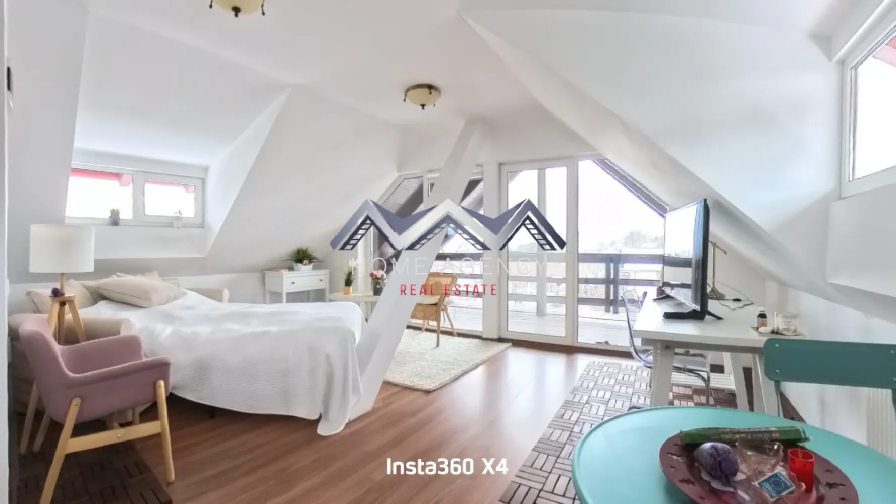 Vilă ultrafinisată cu panoramă superbă, teren 868 mp– Breaza - Te invit să descoperi o vilă rafinată din Breaza, ideală pentru cei care caută liniște, confort și o locuință finalizată, gata pentru mutare imediată. Proprietatea, construită solid pe structură de beton și finisată complet în 2005, oferă o suprafață utilă de 300 mp și o amprentă la sol de 120 mp, amplasată pe un teren de 868 mp, perfect pentru relaxare în aer liber sau pentru amenajări viitoare.

Casa este dispusă pe parter, etaj și mansardă, cu un total de 6 camere luminoase, dintre care 4 dormitoare spațioase, complet mobilate și finisate modern, inclusiv un dormitor matrimonial, respectiv un living secundar la etaj, ce poate fi transformat într-un dormitor / cameră. Living-ul generos de la parter, conectat cu o bucătărie deschisă, complet mobilată și utilată, creează un spațiu armonios pentru momente în familie sau cu oaspeții. Cele 4 băi, fiecare prevăzută cu geam, cadă sau cabină de duș, completează perfect funcționalitatea casei.

Proprietatea se remarcă prin finisaje de calitate și un sistem complet de izolație exterioară și interioară, ceea ce conferă un confort termic excelent în orice sezon. Confortul este susținut și de 2 centrale prin condensare, toate instalațiile fiind făcute din cupru.

La exterior, casa dispune de 3 balcoane și 2 terase ideale pentru relaxare în aer liber, un garaj încăpător și cameră tehnică, precum și 4 locuri de parcare. Acoperișul din țiglă completează imaginea solidă și durabilă a locuinței.

Priveliștea este unul dintre marile atuuri ale acestei proprietăți: panoramă superbă către munte și oraș, un cadru perfect pentru cei care își doresc un stil de viață echilibrat, în mijlocul naturii, dar cu acces rapid spre facilitățile urbane. 

Proprietatea beneficiază de toate utilitățile: apă, canalizare, gaz, curent, internet, precum și contorizări separate (apometre, contor electric și gaz). 

O casă complet mobilată și ultrafinisată, ideală ca reședință permanentă sau casă de vacanță, care îmbină armonios confortul modern cu liniștea specifică zonei de munte. 

Te așteptăm să o descoperi!