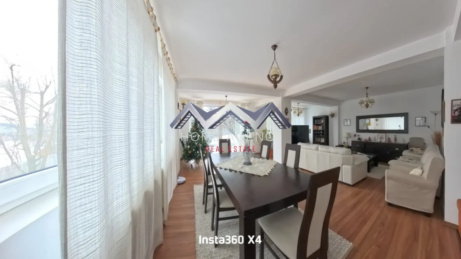 Vilă ultrafinisată cu panoramă superbă, teren 868 mp– Breaza - Te invit să descoperi o vilă rafinată din Breaza, ideală pentru cei care caută liniște, confort și o locuință finalizată, gata pentru mutare imediată. Proprietatea, construită solid pe structură de beton și finisată complet în 2005, oferă o suprafață utilă de 300 mp și o amprentă la sol de 120 mp, amplasată pe un teren de 868 mp, perfect pentru relaxare în aer liber sau pentru amenajări viitoare.

Casa este dispusă pe parter, etaj și mansardă, cu un total de 6 camere luminoase, dintre care 4 dormitoare spațioase, complet mobilate și finisate modern, inclusiv un dormitor matrimonial, respectiv un living secundar la etaj, ce poate fi transformat într-un dormitor / cameră. Living-ul generos de la parter, conectat cu o bucătărie deschisă, complet mobilată și utilată, creează un spațiu armonios pentru momente în familie sau cu oaspeții. Cele 4 băi, fiecare prevăzută cu geam, cadă sau cabină de duș, completează perfect funcționalitatea casei.

Proprietatea se remarcă prin finisaje de calitate și un sistem complet de izolație exterioară și interioară, ceea ce conferă un confort termic excelent în orice sezon. Confortul este susținut și de 2 centrale prin condensare, toate instalațiile fiind făcute din cupru.

La exterior, casa dispune de 3 balcoane și 2 terase ideale pentru relaxare în aer liber, un garaj încăpător și cameră tehnică, precum și 4 locuri de parcare. Acoperișul din țiglă completează imaginea solidă și durabilă a locuinței.

Priveliștea este unul dintre marile atuuri ale acestei proprietăți: panoramă superbă către munte și oraș, un cadru perfect pentru cei care își doresc un stil de viață echilibrat, în mijlocul naturii, dar cu acces rapid spre facilitățile urbane. 

Proprietatea beneficiază de toate utilitățile: apă, canalizare, gaz, curent, internet, precum și contorizări separate (apometre, contor electric și gaz). 

O casă complet mobilată și ultrafinisată, ideală ca reședință permanentă sau casă de vacanță, care îmbină armonios confortul modern cu liniștea specifică zonei de munte. 

Te așteptăm să o descoperi!