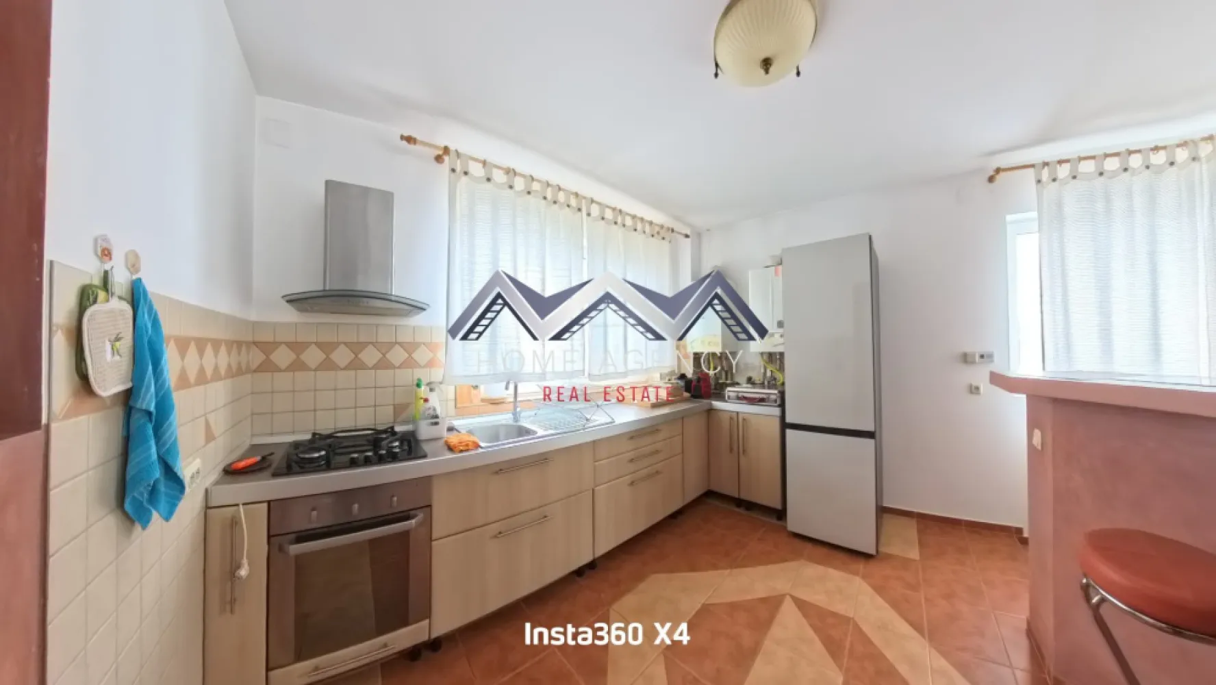 Vilă ultrafinisată cu panoramă superbă, teren 868 mp– Breaza - Te invit să descoperi o vilă rafinată din Breaza, ideală pentru cei care caută liniște, confort și o locuință finalizată, gata pentru mutare imediată. Proprietatea, construită solid pe structură de beton și finisată complet în 2005, oferă o suprafață utilă de 300 mp și o amprentă la sol de 120 mp, amplasată pe un teren de 868 mp, perfect pentru relaxare în aer liber sau pentru amenajări viitoare.

Casa este dispusă pe parter, etaj și mansardă, cu un total de 6 camere luminoase, dintre care 4 dormitoare spațioase, complet mobilate și finisate modern, inclusiv un dormitor matrimonial, respectiv un living secundar la etaj, ce poate fi transformat într-un dormitor / cameră. Living-ul generos de la parter, conectat cu o bucătărie deschisă, complet mobilată și utilată, creează un spațiu armonios pentru momente în familie sau cu oaspeții. Cele 4 băi, fiecare prevăzută cu geam, cadă sau cabină de duș, completează perfect funcționalitatea casei.

Proprietatea se remarcă prin finisaje de calitate și un sistem complet de izolație exterioară și interioară, ceea ce conferă un confort termic excelent în orice sezon. Confortul este susținut și de 2 centrale prin condensare, toate instalațiile fiind făcute din cupru.

La exterior, casa dispune de 3 balcoane și 2 terase ideale pentru relaxare în aer liber, un garaj încăpător și cameră tehnică, precum și 4 locuri de parcare. Acoperișul din țiglă completează imaginea solidă și durabilă a locuinței.

Priveliștea este unul dintre marile atuuri ale acestei proprietăți: panoramă superbă către munte și oraș, un cadru perfect pentru cei care își doresc un stil de viață echilibrat, în mijlocul naturii, dar cu acces rapid spre facilitățile urbane. 

Proprietatea beneficiază de toate utilitățile: apă, canalizare, gaz, curent, internet, precum și contorizări separate (apometre, contor electric și gaz). 

O casă complet mobilată și ultrafinisată, ideală ca reședință permanentă sau casă de vacanță, care îmbină armonios confortul modern cu liniștea specifică zonei de munte. 

Te așteptăm să o descoperi!