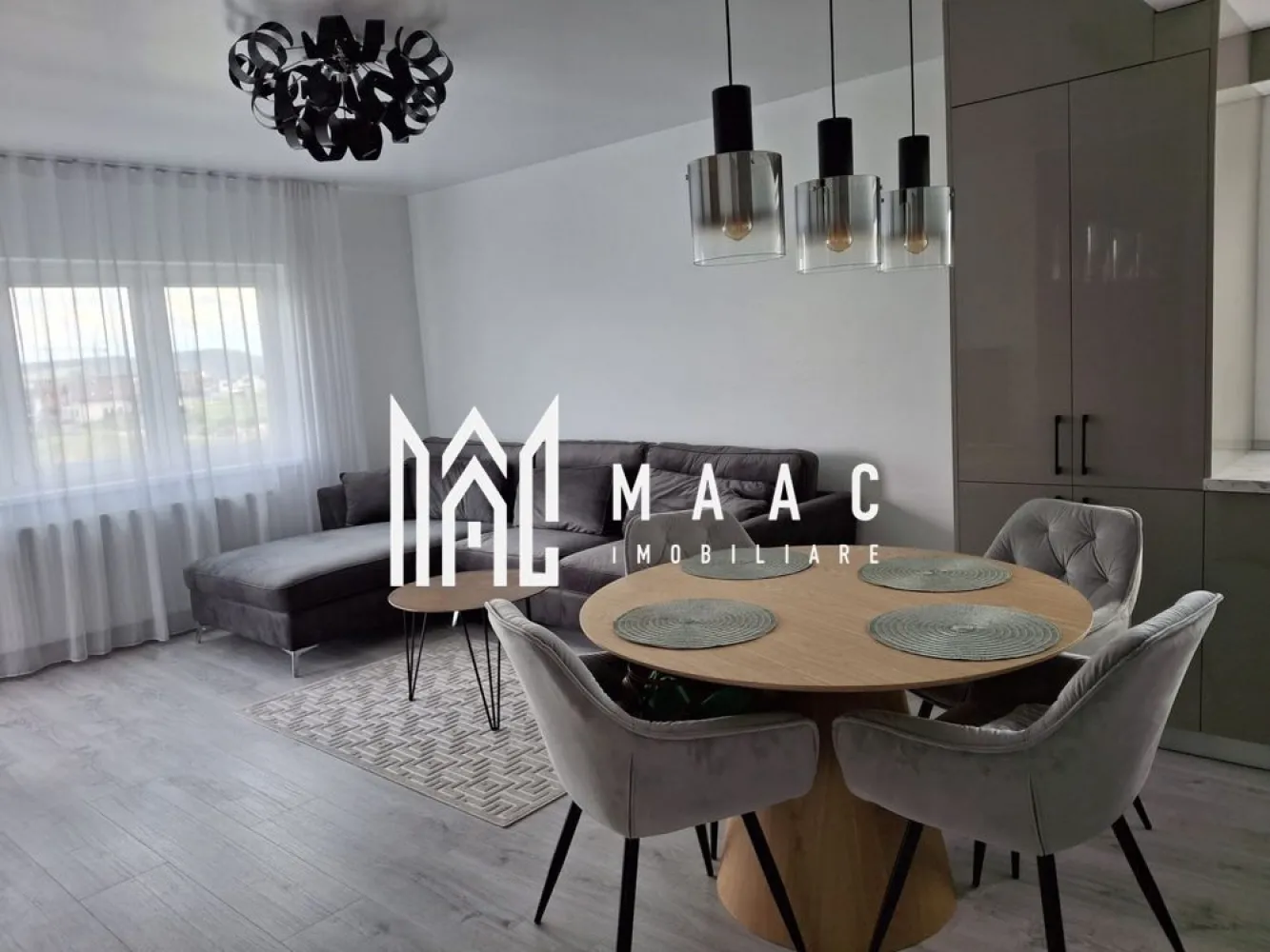Apartament 3 camere | Etaj 2 | Balcon | Parcare | Brana - MAAC Imobiliare va prezinta un apartament 3 camere decomandat situat in zona Brana, Șelimbăr.

Caracteristici:
Bloc nou, cu regim de înălțime redus (3 etaje).
Apartamentul este amplasat la etajul 2
Suprafață utilă de 70 mp

Compartimentare:
Hol de intrare
Living open-space cu bucătărie
Două dormitoare
Baie echipată cu cabină de duș
Balcon cu acces din living.
Loc de parcare inclus.

Dotări și finisaje:
Apartamentul se vinde complet echipat cu electrocasnice noi: frigider, cuptor, plită, hotă, mașină de spălat.

Localizare:
Situat în zona Brana, Șelimbăr, într-un cartier liniștit și bine dezvoltat.
Acces rapid la toate facilitățile necesare: magazine, farmacii, școli, mijloace de transport.

Pentru mai multe detalii precizati telefonic ca ati vazut anuntul cu ID: CP2692542