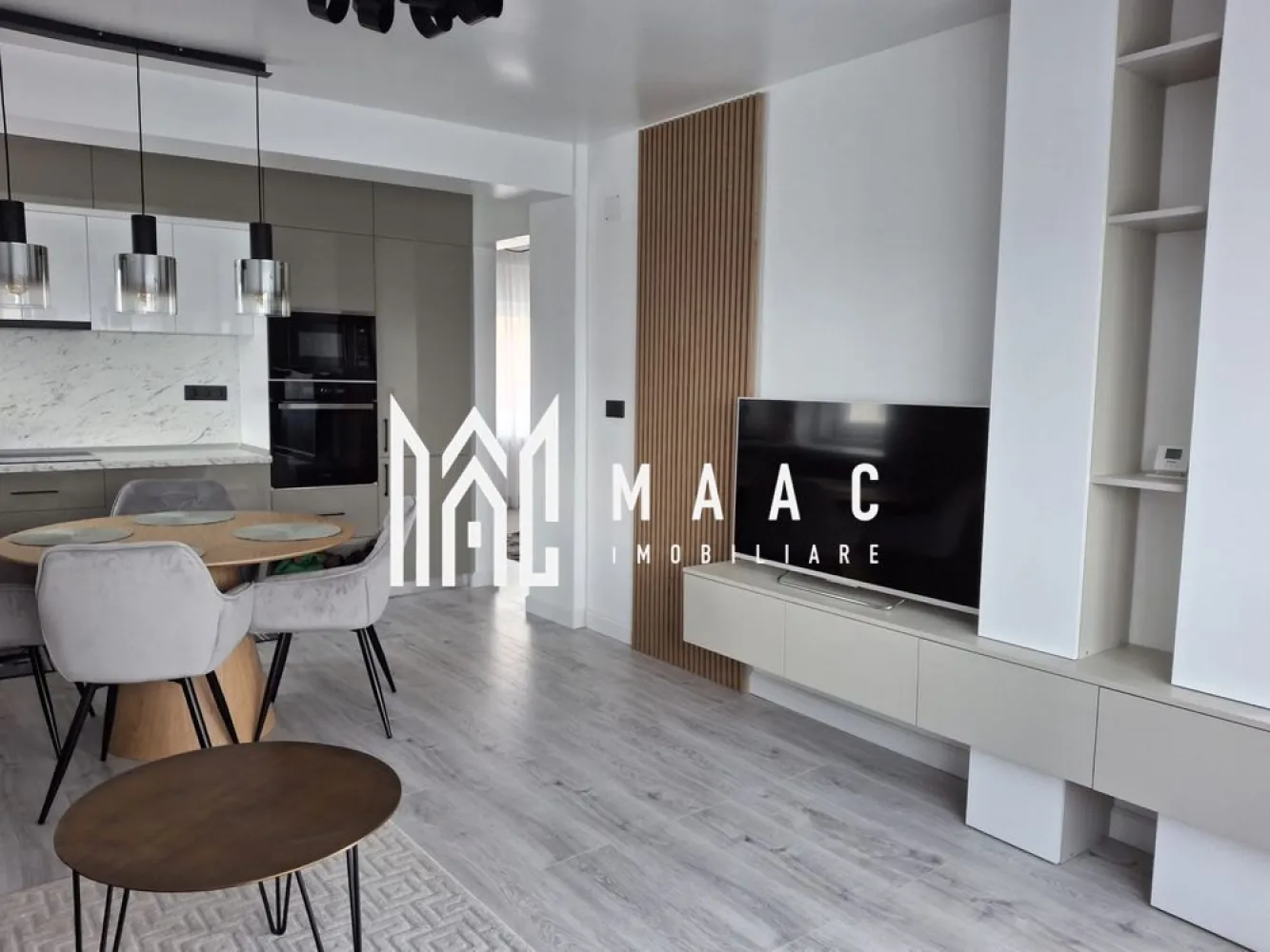 Apartament 3 camere | Etaj 2 | Balcon | Parcare | Brana - MAAC Imobiliare va prezinta un apartament 3 camere decomandat situat in zona Brana, Șelimbăr.

Caracteristici:
Bloc nou, cu regim de înălțime redus (3 etaje).
Apartamentul este amplasat la etajul 2
Suprafață utilă de 70 mp

Compartimentare:
Hol de intrare
Living open-space cu bucătărie
Două dormitoare
Baie echipată cu cabină de duș
Balcon cu acces din living.
Loc de parcare inclus.

Dotări și finisaje:
Apartamentul se vinde complet echipat cu electrocasnice noi: frigider, cuptor, plită, hotă, mașină de spălat.

Localizare:
Situat în zona Brana, Șelimbăr, într-un cartier liniștit și bine dezvoltat.
Acces rapid la toate facilitățile necesare: magazine, farmacii, școli, mijloace de transport.

Pentru mai multe detalii precizati telefonic ca ati vazut anuntul cu ID: CP2692542