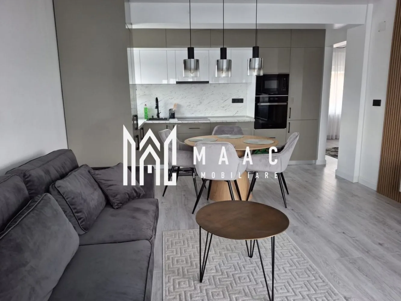 Apartament 3 camere | Etaj 2 | Balcon | Parcare | Brana - MAAC Imobiliare va prezinta un apartament 3 camere decomandat situat in zona Brana, Șelimbăr.

Caracteristici:
Bloc nou, cu regim de înălțime redus (3 etaje).
Apartamentul este amplasat la etajul 2
Suprafață utilă de 70 mp

Compartimentare:
Hol de intrare
Living open-space cu bucătărie
Două dormitoare
Baie echipată cu cabină de duș
Balcon cu acces din living.
Loc de parcare inclus.

Dotări și finisaje:
Apartamentul se vinde complet echipat cu electrocasnice noi: frigider, cuptor, plită, hotă, mașină de spălat.

Localizare:
Situat în zona Brana, Șelimbăr, într-un cartier liniștit și bine dezvoltat.
Acces rapid la toate facilitățile necesare: magazine, farmacii, școli, mijloace de transport.

Pentru mai multe detalii precizati telefonic ca ati vazut anuntul cu ID: CP2692542
