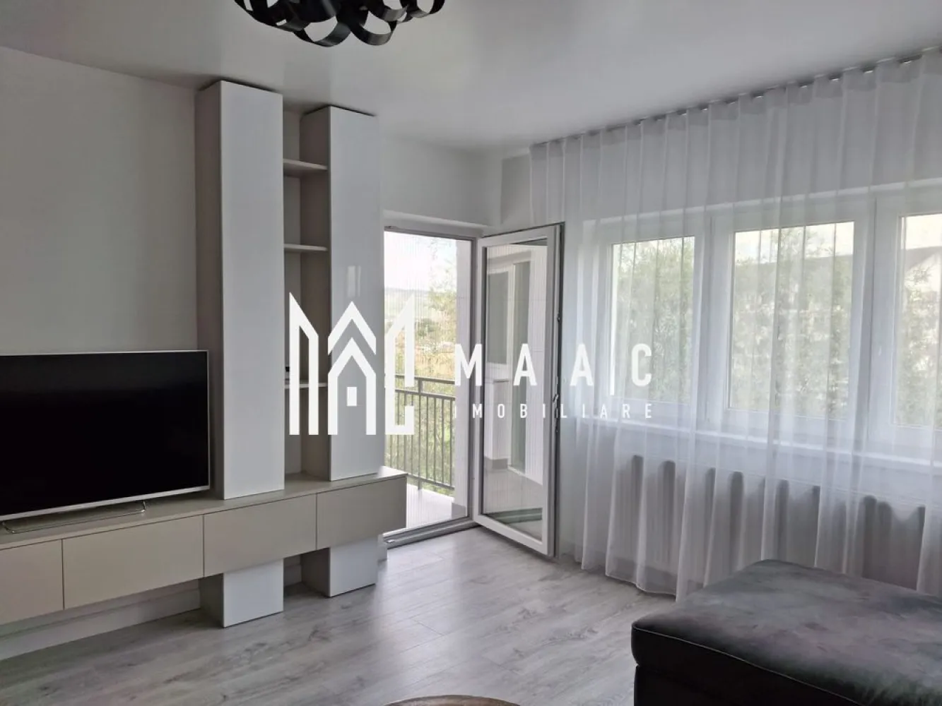 Apartament 3 camere | Etaj 2 | Balcon | Parcare | Brana - MAAC Imobiliare va prezinta un apartament 3 camere decomandat situat in zona Brana, Șelimbăr.

Caracteristici:
Bloc nou, cu regim de înălțime redus (3 etaje).
Apartamentul este amplasat la etajul 2
Suprafață utilă de 70 mp

Compartimentare:
Hol de intrare
Living open-space cu bucătărie
Două dormitoare
Baie echipată cu cabină de duș
Balcon cu acces din living.
Loc de parcare inclus.

Dotări și finisaje:
Apartamentul se vinde complet echipat cu electrocasnice noi: frigider, cuptor, plită, hotă, mașină de spălat.

Localizare:
Situat în zona Brana, Șelimbăr, într-un cartier liniștit și bine dezvoltat.
Acces rapid la toate facilitățile necesare: magazine, farmacii, școli, mijloace de transport.

Pentru mai multe detalii precizati telefonic ca ati vazut anuntul cu ID: CP2692542
