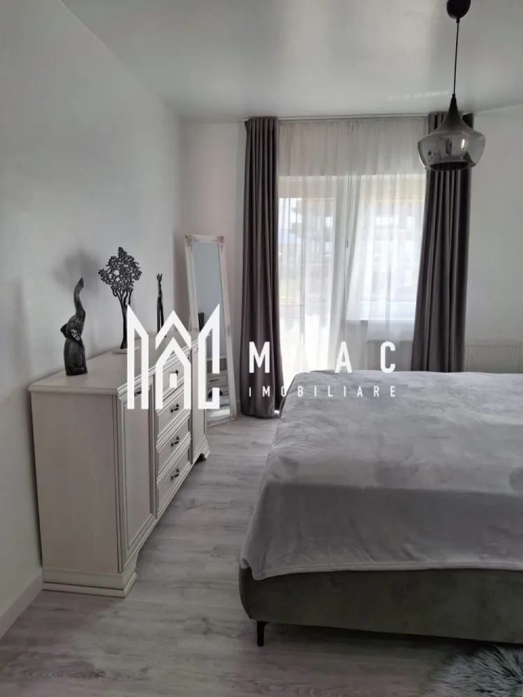 Apartament 3 camere | Etaj 2 | Balcon | Parcare | Brana - MAAC Imobiliare va prezinta un apartament 3 camere decomandat situat in zona Brana, Șelimbăr.

Caracteristici:
Bloc nou, cu regim de înălțime redus (3 etaje).
Apartamentul este amplasat la etajul 2
Suprafață utilă de 70 mp

Compartimentare:
Hol de intrare
Living open-space cu bucătărie
Două dormitoare
Baie echipată cu cabină de duș
Balcon cu acces din living.
Loc de parcare inclus.

Dotări și finisaje:
Apartamentul se vinde complet echipat cu electrocasnice noi: frigider, cuptor, plită, hotă, mașină de spălat.

Localizare:
Situat în zona Brana, Șelimbăr, într-un cartier liniștit și bine dezvoltat.
Acces rapid la toate facilitățile necesare: magazine, farmacii, școli, mijloace de transport.

Pentru mai multe detalii precizati telefonic ca ati vazut anuntul cu ID: CP2692542