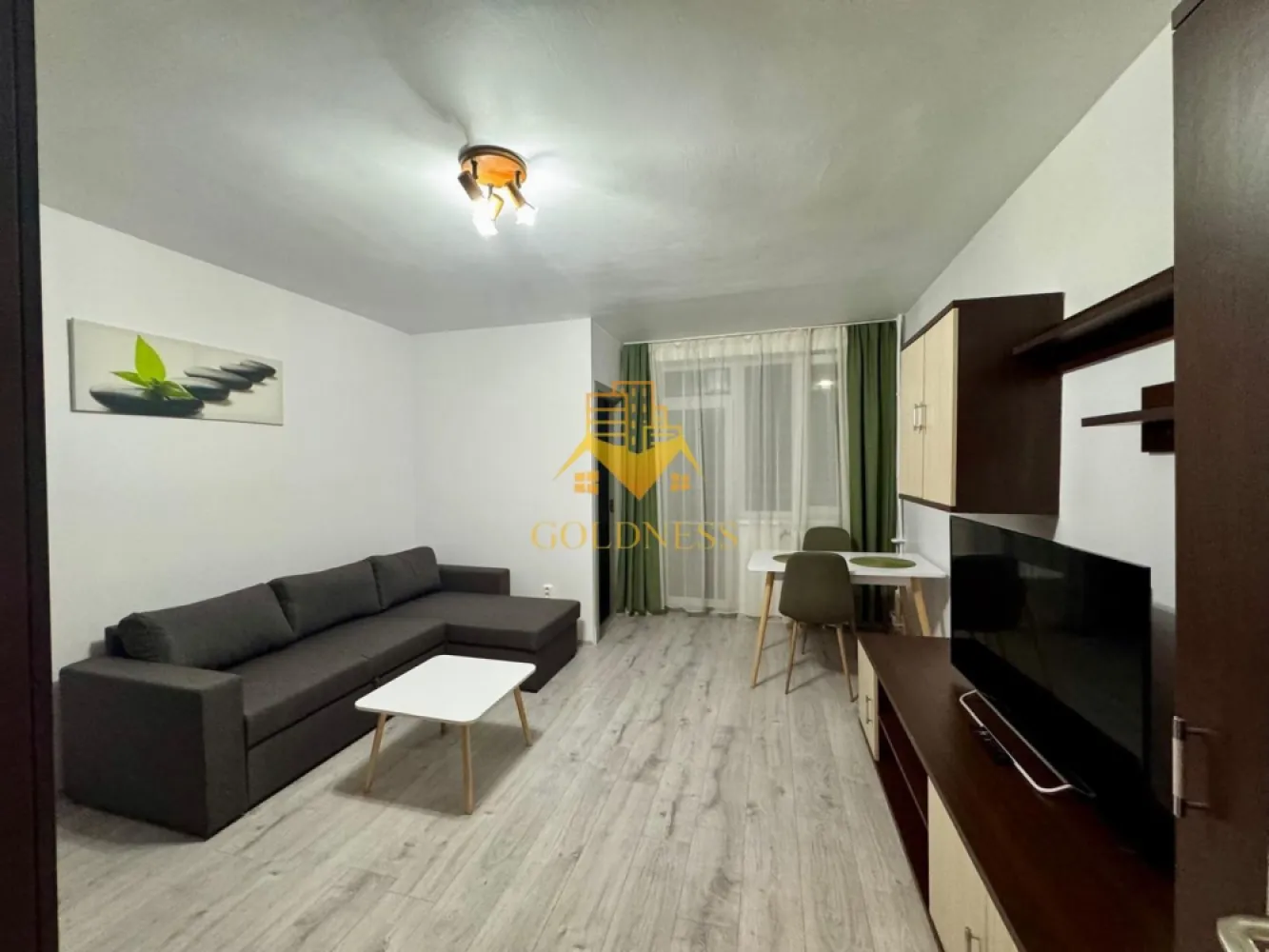 Garsoniera/ STUDIO, Manastur, Profi, Zona La Terenuri/Bucium, Parang - GOLDNESS Imobiliare vă propune spre închiriere o garsonieră complet mobilat și utilat, la etajul 7 într-un imobil de 10 etaje, în Cartierul Mănăștur .
 Se gasesc locuri de parcare pe strazile din vecinatatile blocului.

Se află în apropierea stațiilor de transport în comun, magazine, restaurante, spații verzi, farmacii, etc. 

Apartamentul este compartimentat astfel:
 - o cameră cu canapea extensibilă, dressing, fotoliu, măsuță de cafea
 - bucatarie complet utilată, loc de servit masa 
 - baie cu cadă , calorifer și dulap pentru depozitare.
 - balcon 3 mp.

Imobilul este dotat cu toate cele necesare- termoficare, mașină de spălat haine, frigider, aragaz, etc. 

Dacă sunteți interesați de acest apartament și doriți să îl vizionați, dar și pentru alte oferte nu ezitați să ne contactați telefonic sau prin e-mail. Vă stăm la dispoziție!

Pentru intermediere se percepe un comision de 50% din prețul chiriei!