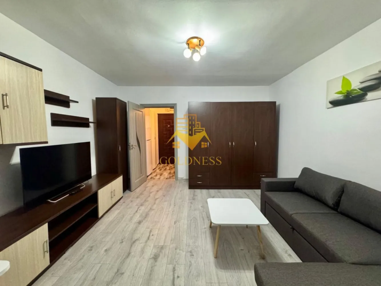 Garsoniera/ STUDIO, Manastur, Profi, Zona La Terenuri/Bucium, Parang - GOLDNESS Imobiliare vă propune spre închiriere o garsonieră complet mobilat și utilat, la etajul 7 într-un imobil de 10 etaje, în Cartierul Mănăștur .
 Se gasesc locuri de parcare pe strazile din vecinatatile blocului.

Se află în apropierea stațiilor de transport în comun, magazine, restaurante, spații verzi, farmacii, etc. 

Apartamentul este compartimentat astfel:
 - o cameră cu canapea extensibilă, dressing, fotoliu, măsuță de cafea
 - bucatarie complet utilată, loc de servit masa 
 - baie cu cadă , calorifer și dulap pentru depozitare.
 - balcon 3 mp.

Imobilul este dotat cu toate cele necesare- termoficare, mașină de spălat haine, frigider, aragaz, etc. 

Dacă sunteți interesați de acest apartament și doriți să îl vizionați, dar și pentru alte oferte nu ezitați să ne contactați telefonic sau prin e-mail. Vă stăm la dispoziție!

Pentru intermediere se percepe un comision de 50% din prețul chiriei!