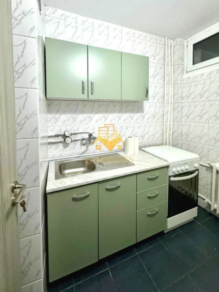 Garsoniera/ STUDIO, Manastur, Profi, Zona La Terenuri/Bucium, Parang - GOLDNESS Imobiliare vă propune spre închiriere o garsonieră complet mobilat și utilat, la etajul 7 într-un imobil de 10 etaje, în Cartierul Mănăștur .
 Se gasesc locuri de parcare pe strazile din vecinatatile blocului.

Se află în apropierea stațiilor de transport în comun, magazine, restaurante, spații verzi, farmacii, etc. 

Apartamentul este compartimentat astfel:
 - o cameră cu canapea extensibilă, dressing, fotoliu, măsuță de cafea
 - bucatarie complet utilată, loc de servit masa 
 - baie cu cadă , calorifer și dulap pentru depozitare.
 - balcon 3 mp.

Imobilul este dotat cu toate cele necesare- termoficare, mașină de spălat haine, frigider, aragaz, etc. 

Dacă sunteți interesați de acest apartament și doriți să îl vizionați, dar și pentru alte oferte nu ezitați să ne contactați telefonic sau prin e-mail. Vă stăm la dispoziție!

Pentru intermediere se percepe un comision de 50% din prețul chiriei!