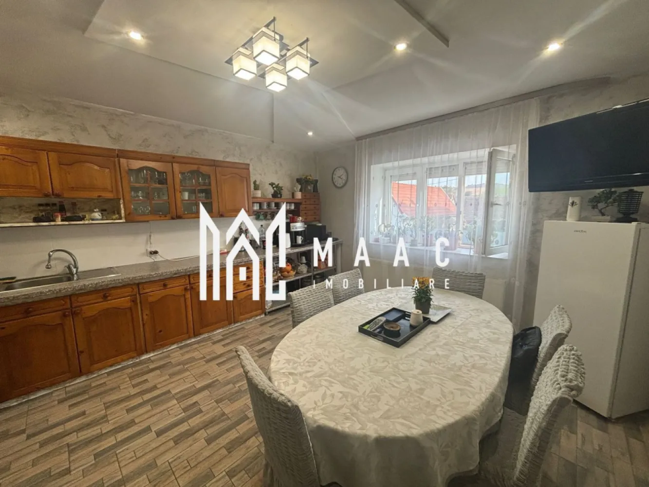 Casa Individuala | 150MPU | 494MP Teren | Sura Mare - MAAC Imobiliare vă propune spre vânzare o proprietate recent renovată integral în anul 2024, situată în Sura Mare, la doar 4 km de Sibiu.

Casa oferă o suprafață utilă de 150 mp și o curte generoasă cu grădină, fiind alegerea ideală pentru familiile care doresc să fie aproape de Sibiu, dar să se bucure de liniștea și confortul unei comunități mai retrase.

Construită în 1968 și complet renovată în 2024, proprietatea beneficiază de finisaje moderne, materiale de calitate și este pregătită pentru a întâmpina noii proprietari.

Compartimentare:
3 dormitoare spațioase
2 băi cu aerisire naturală
bucătărie luminoasă și aerisită
pivniță uscată
mai multe spații de depozitare

Dotări și beneficii:
curte pavată și grădină generoasă
compartimentare practică, cu multă luminozitate naturală
se vinde parțial mobilată și utilată
centrală proprie cu calorifere
izolație exterioară și interioară
2 aparate de aer condiționat
racordată la gaz, curent electric, fibră optică, apă și canalizare

Pentru mai multe detalii sau pentru a programa o vizionare, vă rugăm să ne contactați.
Specificați ID-ul CP2690814.