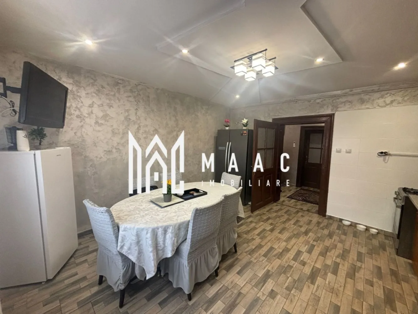 Casa Individuala | 150MPU | 494MP Teren | Sura Mare - MAAC Imobiliare vă propune spre vânzare o proprietate recent renovată integral în anul 2024, situată în Sura Mare, la doar 4 km de Sibiu.

Casa oferă o suprafață utilă de 150 mp și o curte generoasă cu grădină, fiind alegerea ideală pentru familiile care doresc să fie aproape de Sibiu, dar să se bucure de liniștea și confortul unei comunități mai retrase.

Construită în 1968 și complet renovată în 2024, proprietatea beneficiază de finisaje moderne, materiale de calitate și este pregătită pentru a întâmpina noii proprietari.

Compartimentare:
3 dormitoare spațioase
2 băi cu aerisire naturală
bucătărie luminoasă și aerisită
pivniță uscată
mai multe spații de depozitare

Dotări și beneficii:
curte pavată și grădină generoasă
compartimentare practică, cu multă luminozitate naturală
se vinde parțial mobilată și utilată
centrală proprie cu calorifere
izolație exterioară și interioară
2 aparate de aer condiționat
racordată la gaz, curent electric, fibră optică, apă și canalizare

Pentru mai multe detalii sau pentru a programa o vizionare, vă rugăm să ne contactați.
Specificați ID-ul CP2690814.