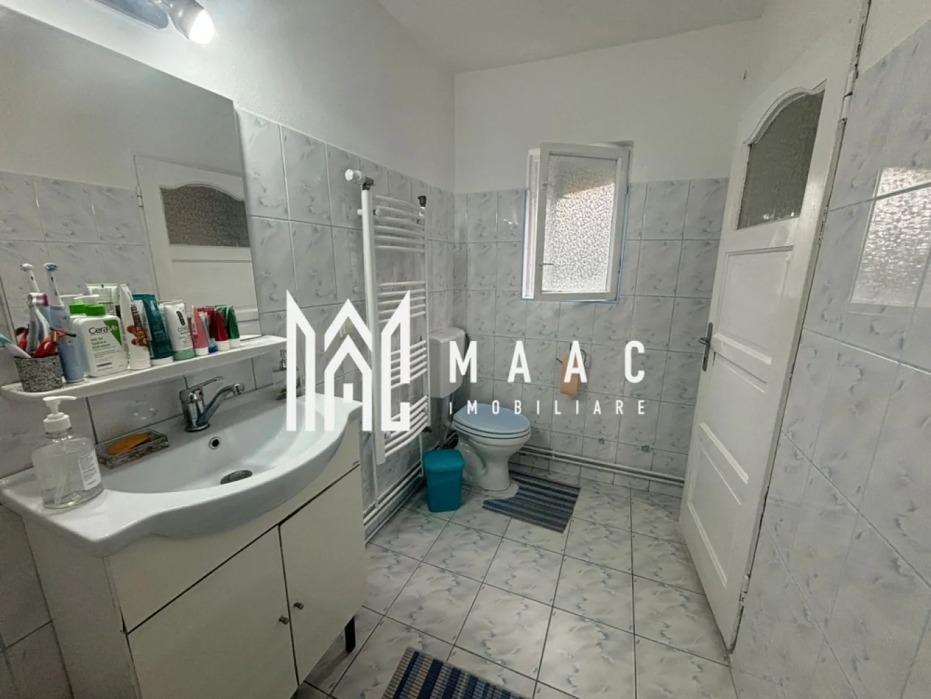 Casa Individuala | 150MPU | 494MP Teren | Sura Mare - MAAC Imobiliare vă propune spre vânzare o proprietate recent renovată integral în anul 2024, situată în Sura Mare, la doar 4 km de Sibiu.

Casa oferă o suprafață utilă de 150 mp și o curte generoasă cu grădină, fiind alegerea ideală pentru familiile care doresc să fie aproape de Sibiu, dar să se bucure de liniștea și confortul unei comunități mai retrase.

Construită în 1968 și complet renovată în 2024, proprietatea beneficiază de finisaje moderne, materiale de calitate și este pregătită pentru a întâmpina noii proprietari.

Compartimentare:
3 dormitoare spațioase
2 băi cu aerisire naturală
bucătărie luminoasă și aerisită
pivniță uscată
mai multe spații de depozitare

Dotări și beneficii:
curte pavată și grădină generoasă
compartimentare practică, cu multă luminozitate naturală
se vinde parțial mobilată și utilată
centrală proprie cu calorifere
izolație exterioară și interioară
2 aparate de aer condiționat
racordată la gaz, curent electric, fibră optică, apă și canalizare

Pentru mai multe detalii sau pentru a programa o vizionare, vă rugăm să ne contactați.
Specificați ID-ul CP2690814.