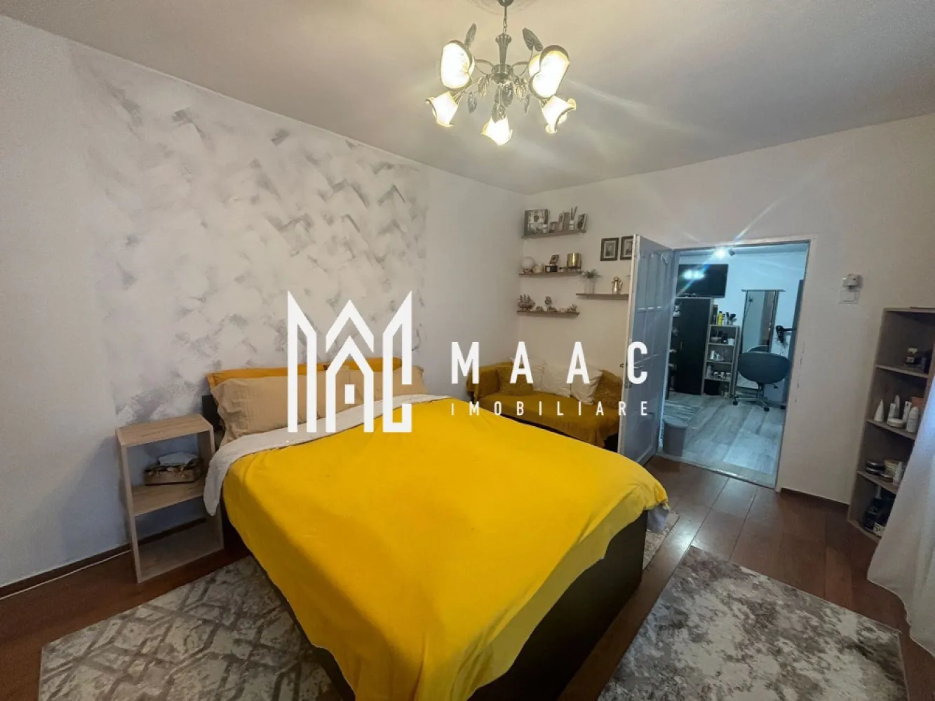 Casa Individuala | 150MPU | 494MP Teren | Sura Mare - MAAC Imobiliare vă propune spre vânzare o proprietate recent renovată integral în anul 2024, situată în Sura Mare, la doar 4 km de Sibiu.

Casa oferă o suprafață utilă de 150 mp și o curte generoasă cu grădină, fiind alegerea ideală pentru familiile care doresc să fie aproape de Sibiu, dar să se bucure de liniștea și confortul unei comunități mai retrase.

Construită în 1968 și complet renovată în 2024, proprietatea beneficiază de finisaje moderne, materiale de calitate și este pregătită pentru a întâmpina noii proprietari.

Compartimentare:
3 dormitoare spațioase
2 băi cu aerisire naturală
bucătărie luminoasă și aerisită
pivniță uscată
mai multe spații de depozitare

Dotări și beneficii:
curte pavată și grădină generoasă
compartimentare practică, cu multă luminozitate naturală
se vinde parțial mobilată și utilată
centrală proprie cu calorifere
izolație exterioară și interioară
2 aparate de aer condiționat
racordată la gaz, curent electric, fibră optică, apă și canalizare

Pentru mai multe detalii sau pentru a programa o vizionare, vă rugăm să ne contactați.
Specificați ID-ul CP2690814.