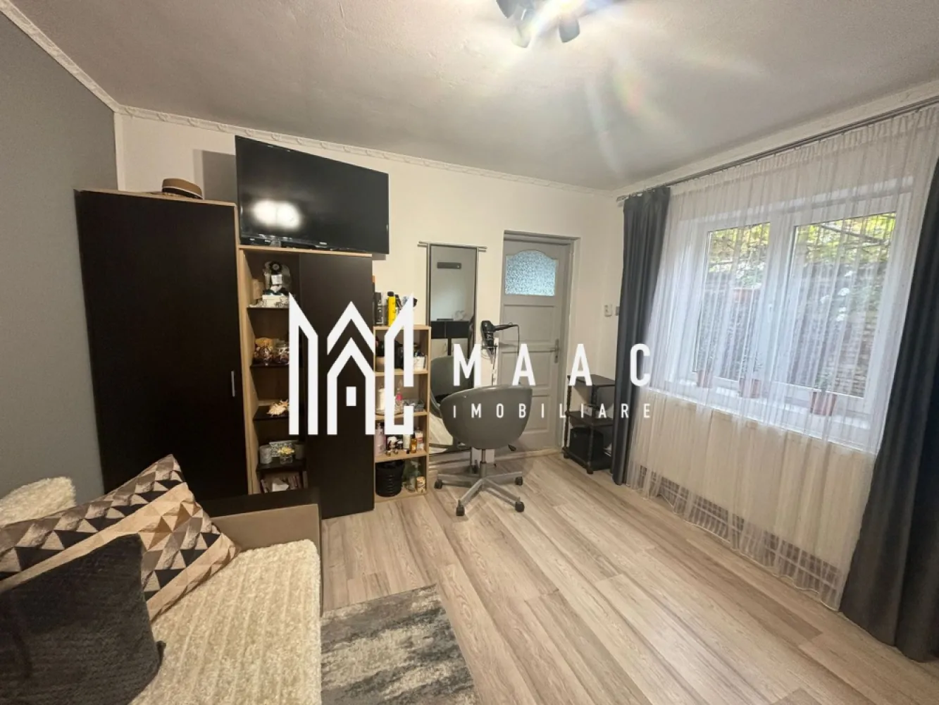 Casa Individuala | 150MPU | 494MP Teren | Sura Mare - MAAC Imobiliare vă propune spre vânzare o proprietate recent renovată integral în anul 2024, situată în Sura Mare, la doar 4 km de Sibiu.

Casa oferă o suprafață utilă de 150 mp și o curte generoasă cu grădină, fiind alegerea ideală pentru familiile care doresc să fie aproape de Sibiu, dar să se bucure de liniștea și confortul unei comunități mai retrase.

Construită în 1968 și complet renovată în 2024, proprietatea beneficiază de finisaje moderne, materiale de calitate și este pregătită pentru a întâmpina noii proprietari.

Compartimentare:
3 dormitoare spațioase
2 băi cu aerisire naturală
bucătărie luminoasă și aerisită
pivniță uscată
mai multe spații de depozitare

Dotări și beneficii:
curte pavată și grădină generoasă
compartimentare practică, cu multă luminozitate naturală
se vinde parțial mobilată și utilată
centrală proprie cu calorifere
izolație exterioară și interioară
2 aparate de aer condiționat
racordată la gaz, curent electric, fibră optică, apă și canalizare

Pentru mai multe detalii sau pentru a programa o vizionare, vă rugăm să ne contactați.
Specificați ID-ul CP2690814.