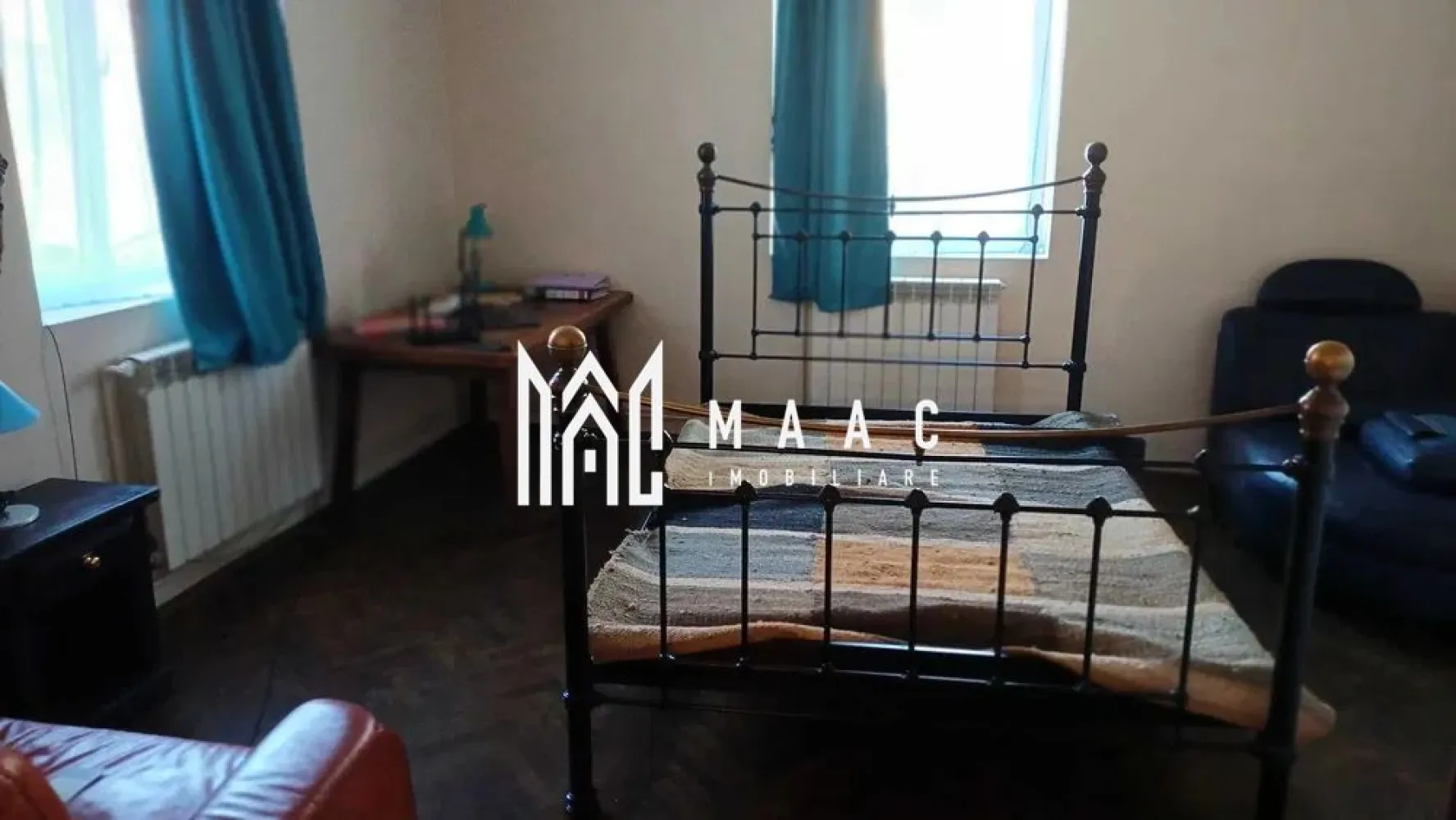 Apartament 2 camere | Etaj 1 | 54 MPU | Zona Centrala - MAAC Imobiliare va prezinta un apartament cu 2 camere situat in zona centrală, Sibiu.

Caracteristici:
Localizare: situat în inima orașului, într-o zonă centrală, cu acces facil către toate punctele de interes (mijloace de transport, instituții, magazine, cafenele, restaurante).
Tip imobil: apartament amplasat într-o curte comună.
Suprafață utilă: 54 mp.

Compartimentare:
Hol de intrare 
Dormitor 
Living 
Baie cu geam natural – dotată cu cabină de duș si geam pentru aerisire.

Dotări și beneficii:
Centrală termică proprie cu calorifere
Apartamentul este gata pentru a fi personalizat după gustul viitorului proprietar.

Avantaje zonă:
Toate facilitățile la câțiva pași: supermarketuri, farmacii, școli, grădinițe, bănci, piețe.
Apropiere de restaurante, cafenele și spații de relaxare.
Acces rapid la mijloacele de transport în comun, conexiuni facile către orice punct al orașului.

Pentru mai multe detalii precizati telefonic ca ati vazut anuntul cu ID: CP2690221