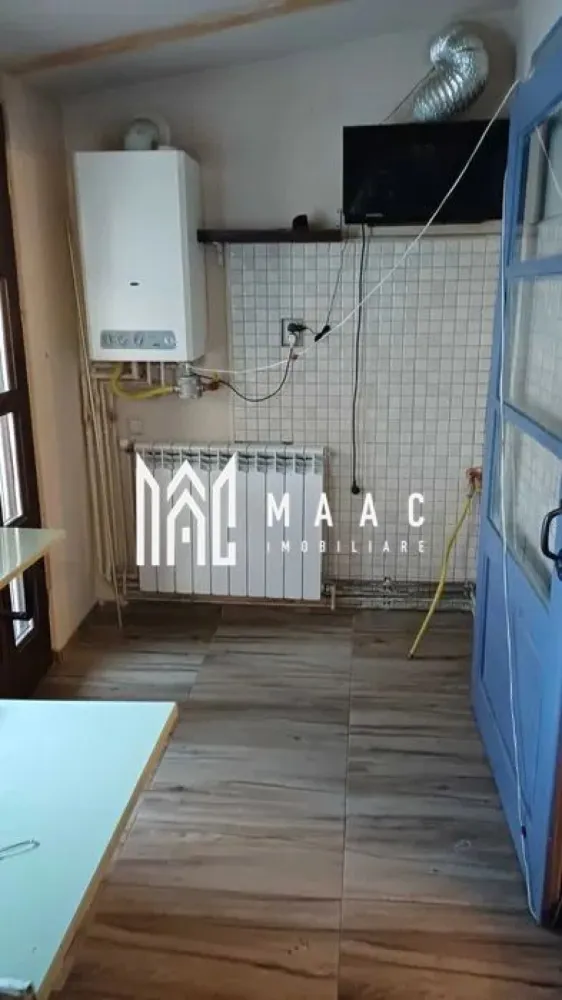 Apartament 2 camere | Etaj 1 | 54 MPU | Zona Centrala - MAAC Imobiliare va prezinta un apartament cu 2 camere situat in zona centrală, Sibiu.

Caracteristici:
Localizare: situat în inima orașului, într-o zonă centrală, cu acces facil către toate punctele de interes (mijloace de transport, instituții, magazine, cafenele, restaurante).
Tip imobil: apartament amplasat într-o curte comună.
Suprafață utilă: 54 mp.

Compartimentare:
Hol de intrare 
Dormitor 
Living 
Baie cu geam natural – dotată cu cabină de duș si geam pentru aerisire.

Dotări și beneficii:
Centrală termică proprie cu calorifere
Apartamentul este gata pentru a fi personalizat după gustul viitorului proprietar.

Avantaje zonă:
Toate facilitățile la câțiva pași: supermarketuri, farmacii, școli, grădinițe, bănci, piețe.
Apropiere de restaurante, cafenele și spații de relaxare.
Acces rapid la mijloacele de transport în comun, conexiuni facile către orice punct al orașului.

Pentru mai multe detalii precizati telefonic ca ati vazut anuntul cu ID: CP2690221