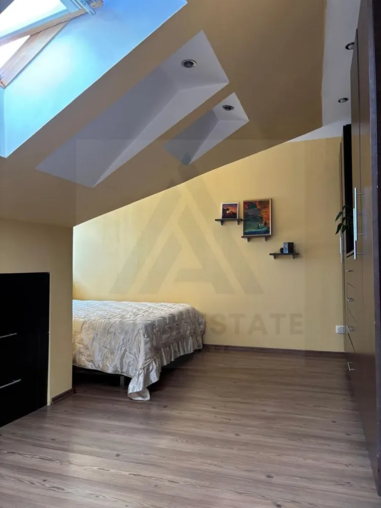 Apartament 4 camere 76 mp utili zona Hipodrom 3 cu loc de parcare - Agenția imobiliara Azura Estate va propune spre vânzare un apartament cu 3 camere, tip mansardă, cu o suprafață utilă de 76 mp utili, compus din living cu bucătărie open-space, 2 dormitoare matrimoniale, birou, baie și hol, situat la etajul 5, într-un imobil construit din cărămidă, în zona Hipodrom 3 din Sibiu. 📍 Zona Hipodrom 3 este una dintre cele mai apreciate zone rezidențiale ale orașului, recunoscută pentru liniște și accesibilitate. În apropiere se regăsesc școli, grădinițe, parcuri, piață agroalimentară, farmacii, cabinete medicale, magazine și mijloace de transport în comun. 🌳 Zona oferă acces rapid către principalele puncte de interes ale orașului. Caracteristici si compartimentare: 🛋️ Living cu bucătărie open-space – spațiu generos și luminos 🛏️ 2 Dormitoare – unul matrimonial, iar cel de-al doilea ideal pentru copil sau birou 🧑‍💻 Birou – cameră separată pentru lucru sau studiu 🛁 Baie – dotată cu geam pentru aerisire naturală 🚪 Hol – cu spații de depozitare 🚗 Loc de parcare – inclus ✨ Dotări și avantaje: 🪑 Bucătărie mobilată și utilată 🧱 Imobil din cărămidă 🌞 Spațiu luminos și bine compartimentat 🏡 Apartament tip mansardă 🌿 Zonă liniștită și bine conectată 💶 Prețul de vânzare este de 82.000 euro, negociabil!