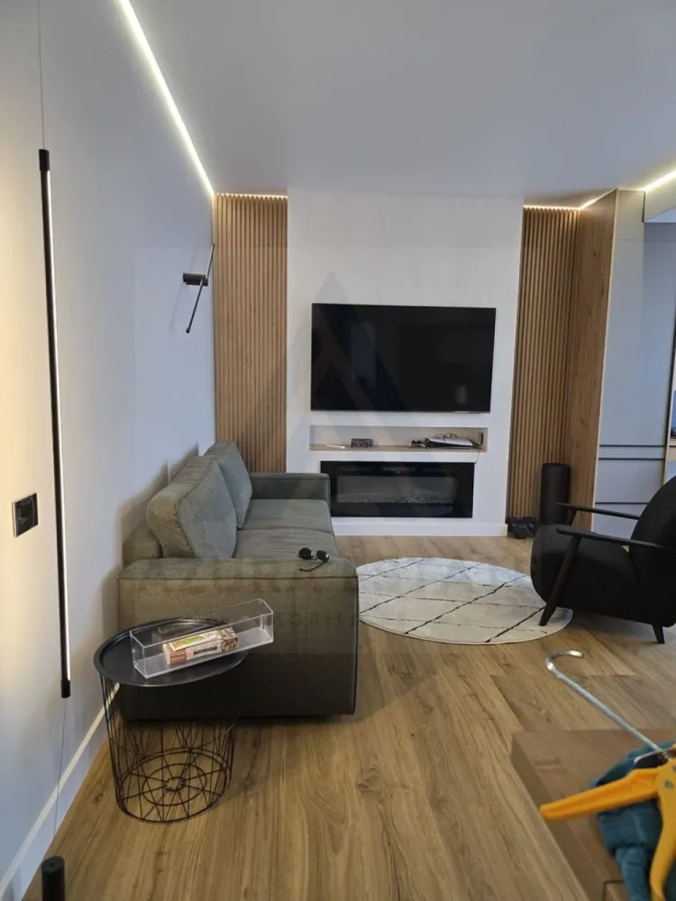 Apartament premium 75 mp utili cu parcare subterana si boxa Central - Agenția imobiliară Azura‑Estate vă propune spre achiziție un apartament superior, complet decomandat, luminos și finisat la standarde înalte, construcție nouă din 2025, izolat exterior cu vată bazaltică și amplasat într-o zonă premium, apreciată pentru accesibilitate, confort și calitatea dezvoltărilor rezidențiale. Locuința dispune de 74.7 mp utili și este configurată ideal pentru un stil de viață modern: living generos cu bucătărie integrată, două dormitoare bine proporționate, două băi, un balcon cu o suprafata de 11 mp utili, parcare subterană și boxă, elemente care completează perfect confortul urban. Apartamentul se remarcă prin compartimentare eficientă, lumină naturală abundentă și finisaje atent alese, oferind un ambient premium. Proiectul este unul dintre cele mai exclusiviste ansambluri rezidențiale ale zonei care impresionează prin arhitectura sa contemporană cu linii curate, fațade elegante îmbinate cu accente de cărămidă și sticlă, balcoane ample cu parapet transparent și o estetică urbană perfect proporționată. Cartierul este bine conectat, cu străzi curate, acces rapid către artere principale, malul Cibinului, centrul orasului, centre comerciale, universitati, școli, gradinite și zone verzi, ceea ce il transforma într-o alegere de top pentru cei care caută nu doar un apartament ci un stil de viață orientat spre calitate. Compartimentare & dotări Living spațios, luminos cu bucatarie open space Două dormitoare aerisite, cu spații generoase de depozitare Două băi moderne – una cu cadă, una cu duș Boxă / spațiu de depozitare la subsol Balcon cu suprafata de 11 mp utili Parcare subterană privata Încălzire în pardoseală, aer condiționat, WiFi, Stradă privată, zonă de case, foarte liniștită Transport public la câțiva pași Priveliște superbă către centrul istoric și către munți Fotografiile sunt cu titlu de prezentare si au fost realizate in apartamente deja vandute! Pretul de vanzare la cheie este de 235000 euro cu TVA 21% inclus!