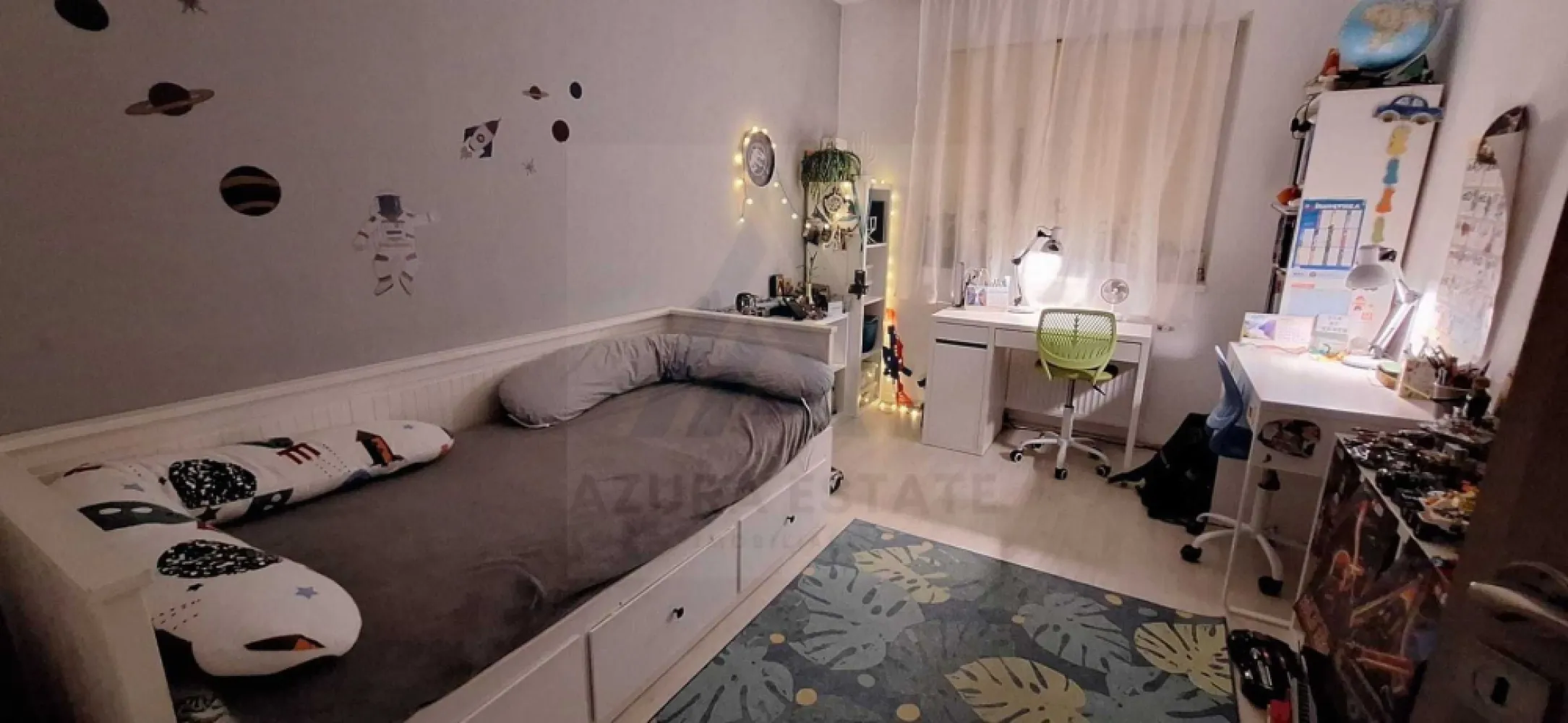 Apartament modern 3 camere 2 bai 2 balcoane etaj 2 si parcare Turnisor - Agentia imobiliara Azura Estate va propune pentru vanzare un apartament modern cu o suprafata utila de 74 mp, complet mobilat utilat, format din living, 2 dormitoare, 2 bai, 2 balcoane, bucatarie inchisa si camara, situat la etajul 2 intr-un imobil edificat din caramida in zona Turnisor. Cartierul este recunoscut pentru accesibilitate fata de punctele de interes comun ale orasului, autostrada A1, zona centrala, iar in proximitate regasim scoli, gradinite , farmacii precum si acces rapid la mijloace de transport in comun si spatii comerciale. Caracteristici si compartimentare: Living generos si insorit cu acces pe balcon 2 dormitoare matrimoniale complet mobilate 2 bai moderne dintre care una cu cada si fereastra de aierisire iar cealalta cu cabina de dus Bucatarie inchisa ,echipata complet cu acces pe balcon Hol generos cu spatii de depozitare si camara 2 balcoane din care unul este inchis cu ferestre termopan Loc de parcare privat Pretul de vanzare este de 143000 euro negociabil