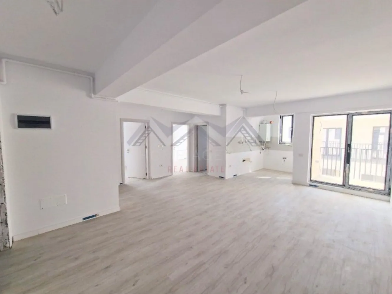 Apartament 3 camere Otopeni central | bloc nou, parcare, comision 0 - Achiziția se realizează direct de la dezvoltator, fără perceperea vreunui comision din partea cumpărătorului. Oferim consultanță gratuită pe întreaga durată a procesului de achiziție, asigurând suport specializat la fiecare etapă. De asemenea, la solicitare, punem la dispoziție servicii de brokeraj financiar, fără costuri suplimentare, pentru identificarea celor mai avantajoase soluții de finanțare adaptate nevoilor dumneavoastră.

Vă propunem, spre vânzare, un apartament de 3 camere modern, situat într-un bloc nou D+P+3mansardat, aflat în zona centrală a orașului Otopeni. Este alegerea ideală atât pentru o locuință confortabilă și bine organizată, cât și pentru o investiție sigură și profitabilă, fie pentru închiriere pe termen lung, fie în regim hotelier prin platforme precum Airbnb sau Booking.

Compartimentarea a fost gândită astfel încât să ofere funcționalitate și confort. Livingul este integrat cu o bucătărie retrasă, pe o suprafață utilă de 33,56 mp, cu deschidere spre balcon. Cele două dormitoare sunt spațioase și primitoare, unul dintre ele beneficiază de acces direct către o terasă privată de 7,71 mp. Apartamentul dispune de o baie modernă, dotată cu duș walk-in și fereastră, precum și de un WC de serviciu separat, ceea ce sporește gradul de confort.

Imobilul se predă complet finisat, cu parchet, gresie, faianță și băi complet utilate, astfel încât viitorul proprietar să beneficieze de un apartament pregătit pentru amenajare. Confortul termic este asigurat de centrala proprie și încălzirea prin pardoseală, o soluție modernă care oferă o temperatură uniformă în toate camerele și contribuie la reducerea costurilor de întreținere. Apartamentul este racordat la toate utilitățile publice – apă, gaze, electricitate și canalizare – și dispune de un loc de parcare inclus în preț, pentru un plus de confort și siguranță.

Un alt avantaj important îl reprezintă poziționarea excelentă. Apartamentul se află la doar 10 minute de mers pe jos până la piață și magazine, iar școala este accesibilă la cel mult 15 minute pe jos (4 minute cu mașina). Totodată, în imediata apropiere există restaurante, supermarketuri, farmacii, bănci, transport public. Accesul către DN1, Centura Capitalei și Aeroportul Henri Coandă este rapid și facil, iar în perspectivă, zona va fi deservită și de viitoarea stație de metrou.

Prețul afișat include TVA și nu ascunde costuri suplimentare. 

📞 Programează acum o vizionare!