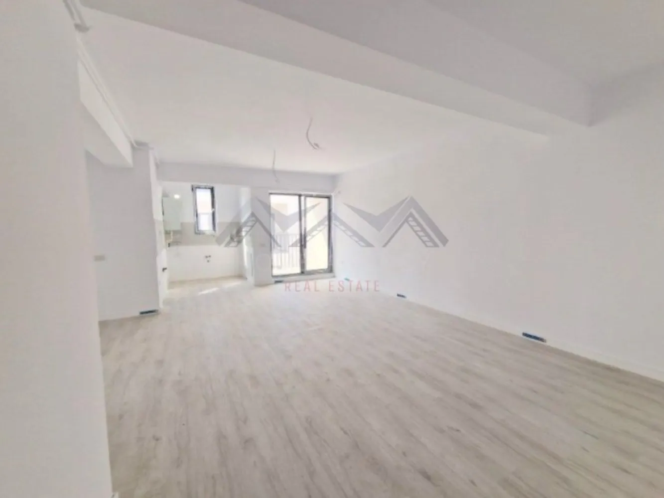 Apartament 3 camere Otopeni central | bloc nou, parcare, comision 0 - Achiziția se realizează direct de la dezvoltator, fără perceperea vreunui comision din partea cumpărătorului. Oferim consultanță gratuită pe întreaga durată a procesului de achiziție, asigurând suport specializat la fiecare etapă. De asemenea, la solicitare, punem la dispoziție servicii de brokeraj financiar, fără costuri suplimentare, pentru identificarea celor mai avantajoase soluții de finanțare adaptate nevoilor dumneavoastră.

Vă propunem, spre vânzare, un apartament de 3 camere modern, situat într-un bloc nou D+P+3mansardat, aflat în zona centrală a orașului Otopeni. Este alegerea ideală atât pentru o locuință confortabilă și bine organizată, cât și pentru o investiție sigură și profitabilă, fie pentru închiriere pe termen lung, fie în regim hotelier prin platforme precum Airbnb sau Booking.

Compartimentarea a fost gândită astfel încât să ofere funcționalitate și confort. Livingul este integrat cu o bucătărie retrasă, pe o suprafață utilă de 33,56 mp, cu deschidere spre balcon. Cele două dormitoare sunt spațioase și primitoare, unul dintre ele beneficiază de acces direct către o terasă privată de 7,71 mp. Apartamentul dispune de o baie modernă, dotată cu duș walk-in și fereastră, precum și de un WC de serviciu separat, ceea ce sporește gradul de confort.

Imobilul se predă complet finisat, cu parchet, gresie, faianță și băi complet utilate, astfel încât viitorul proprietar să beneficieze de un apartament pregătit pentru amenajare. Confortul termic este asigurat de centrala proprie și încălzirea prin pardoseală, o soluție modernă care oferă o temperatură uniformă în toate camerele și contribuie la reducerea costurilor de întreținere. Apartamentul este racordat la toate utilitățile publice – apă, gaze, electricitate și canalizare – și dispune de un loc de parcare inclus în preț, pentru un plus de confort și siguranță.

Un alt avantaj important îl reprezintă poziționarea excelentă. Apartamentul se află la doar 10 minute de mers pe jos până la piață și magazine, iar școala este accesibilă la cel mult 15 minute pe jos (4 minute cu mașina). Totodată, în imediata apropiere există restaurante, supermarketuri, farmacii, bănci, transport public. Accesul către DN1, Centura Capitalei și Aeroportul Henri Coandă este rapid și facil, iar în perspectivă, zona va fi deservită și de viitoarea stație de metrou.

Prețul afișat include TVA și nu ascunde costuri suplimentare. 

📞 Programează acum o vizionare!